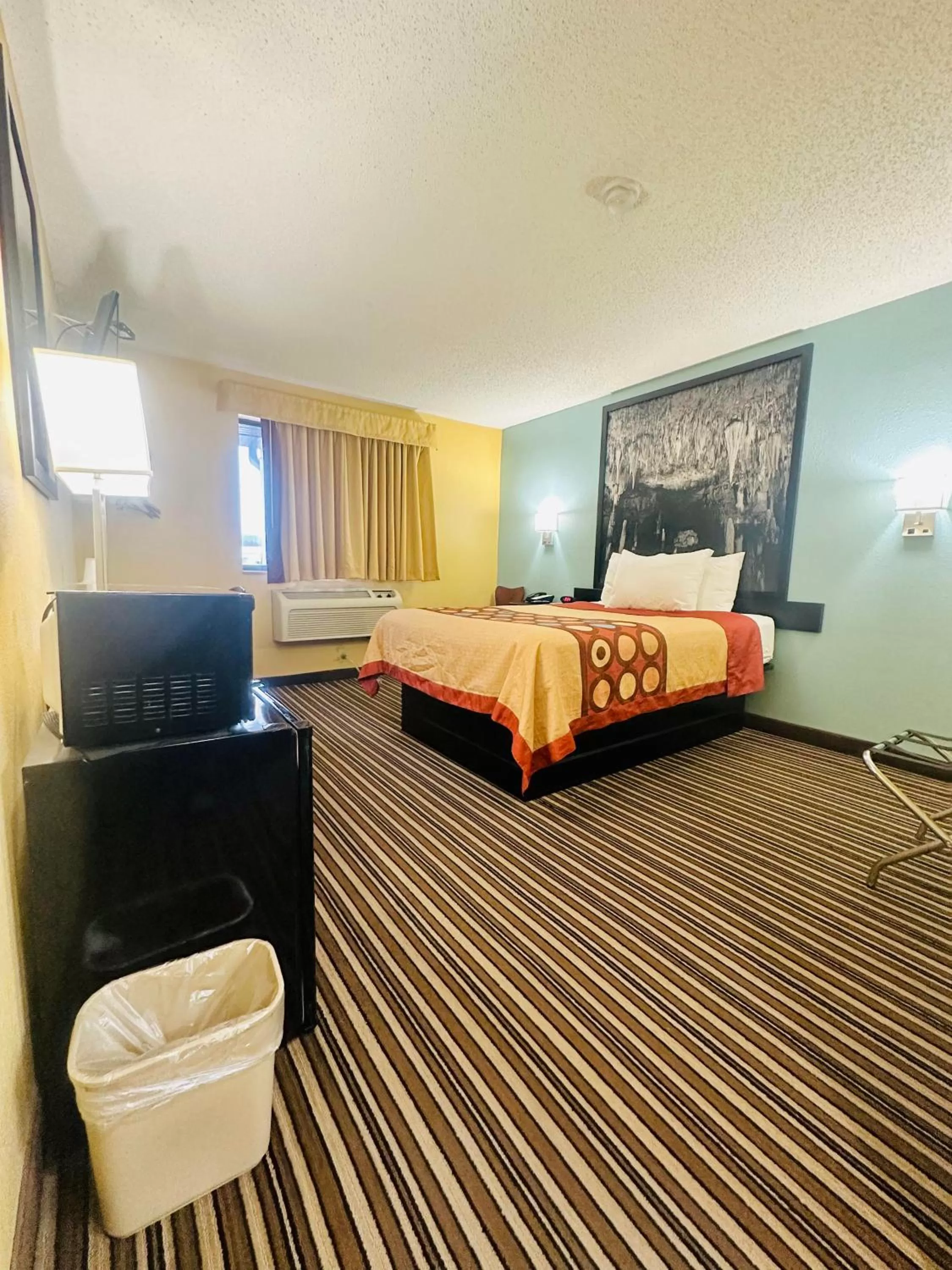 Bedroom, Bed in Super 8 by Wyndham Warrenton