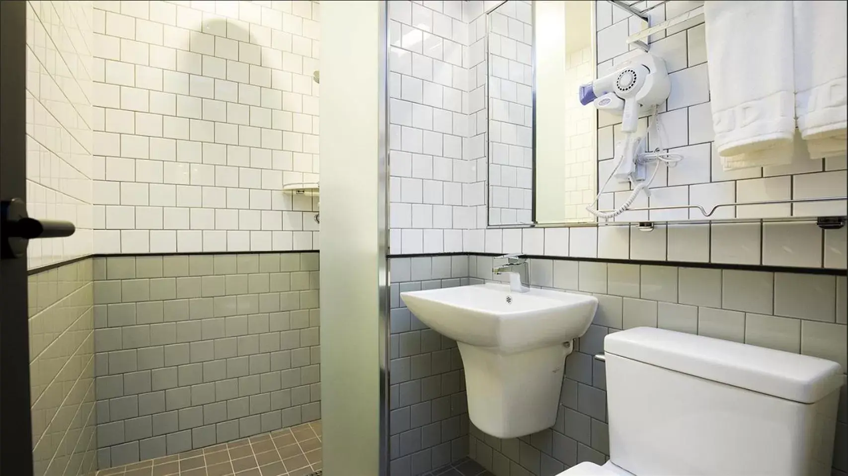 Toilet, Bathroom in Grid Inn Hotel