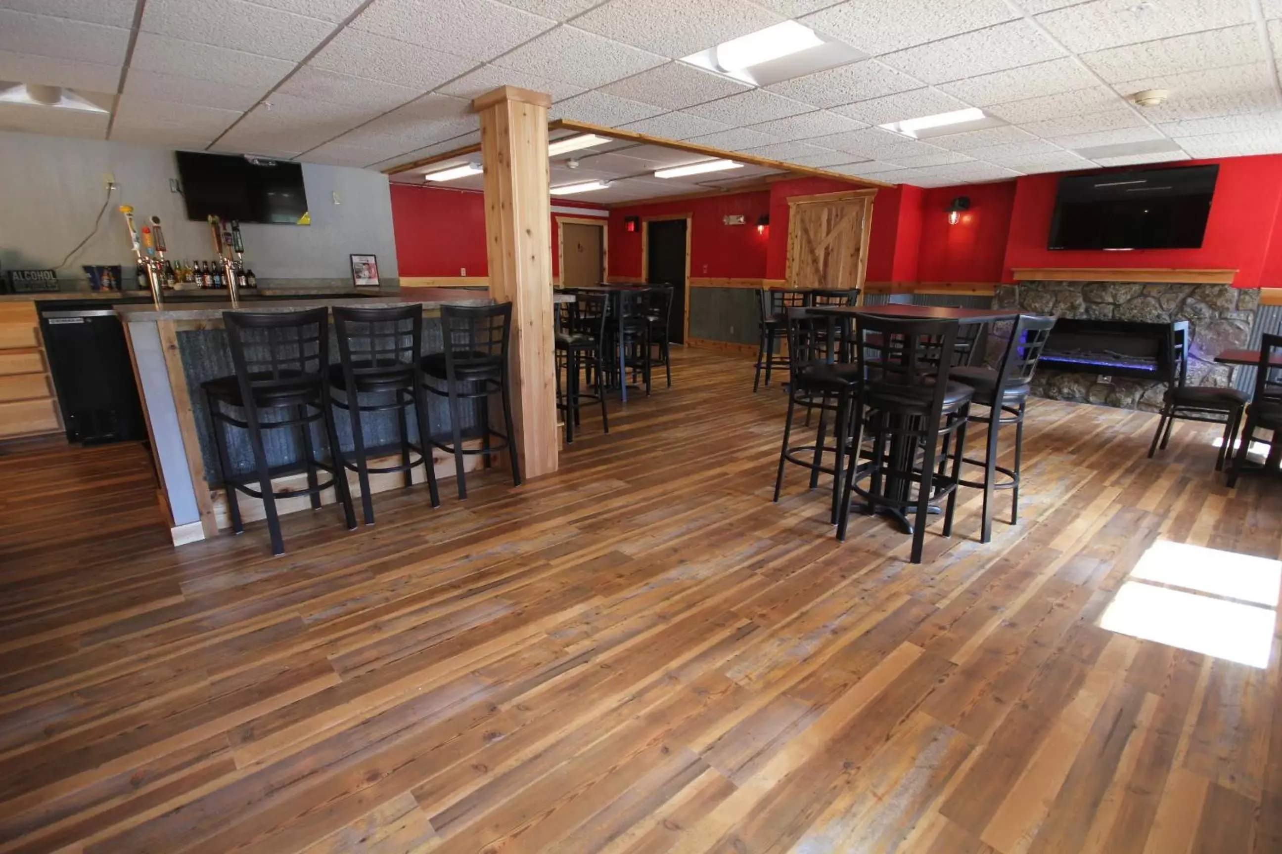 Lounge or bar, Restaurant/Places to Eat in Blackstone Lodge and Suites