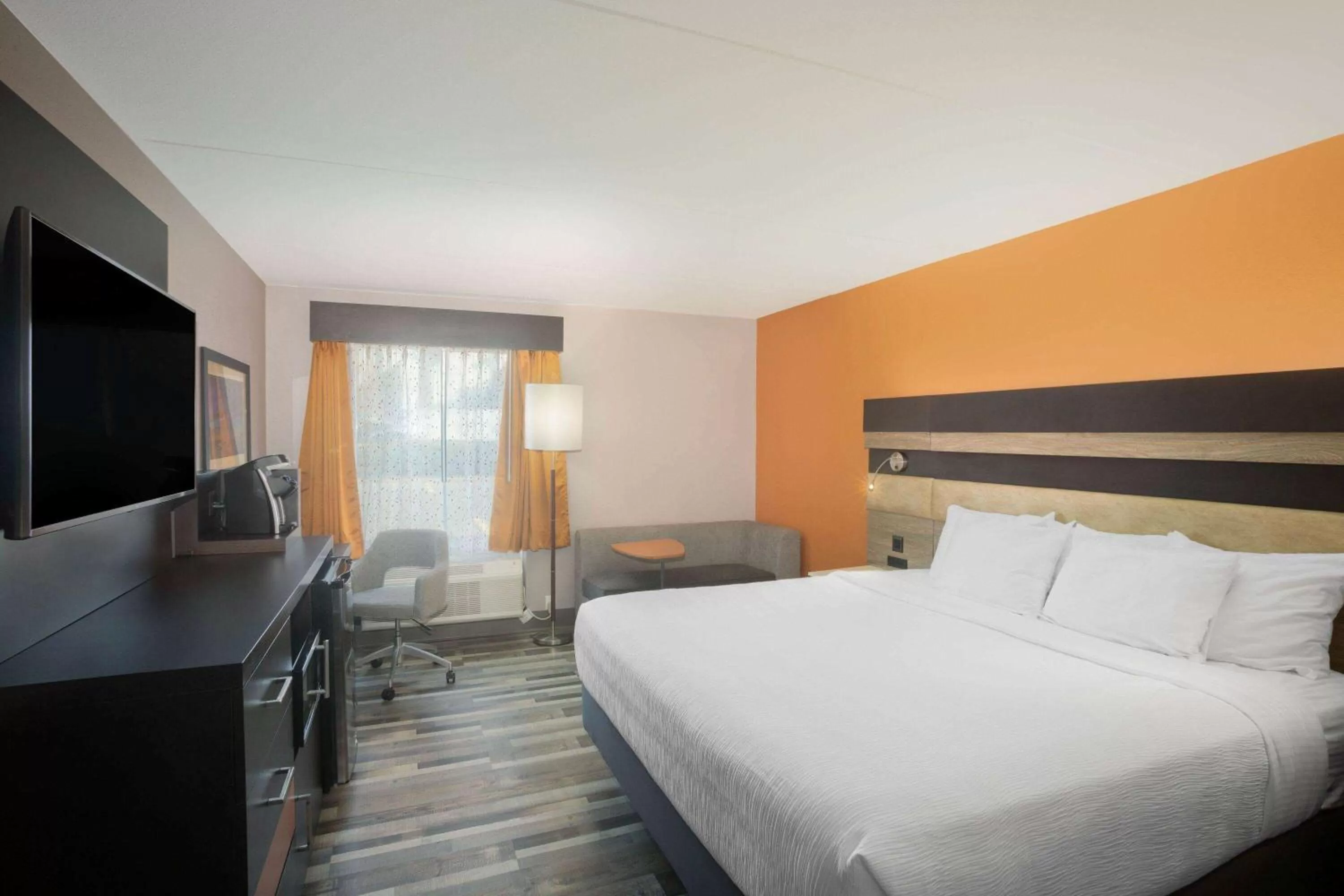 Photo of the whole room, Bed in La Quinta by Wyndham Branson