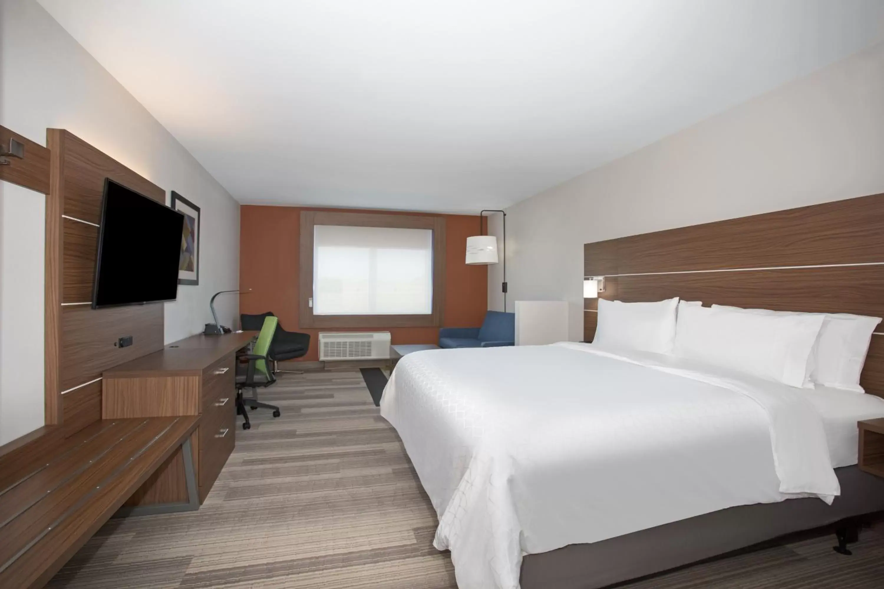Bedroom in Holiday Inn Express & Suites Sioux City North - Event Center, an IHG Hotel