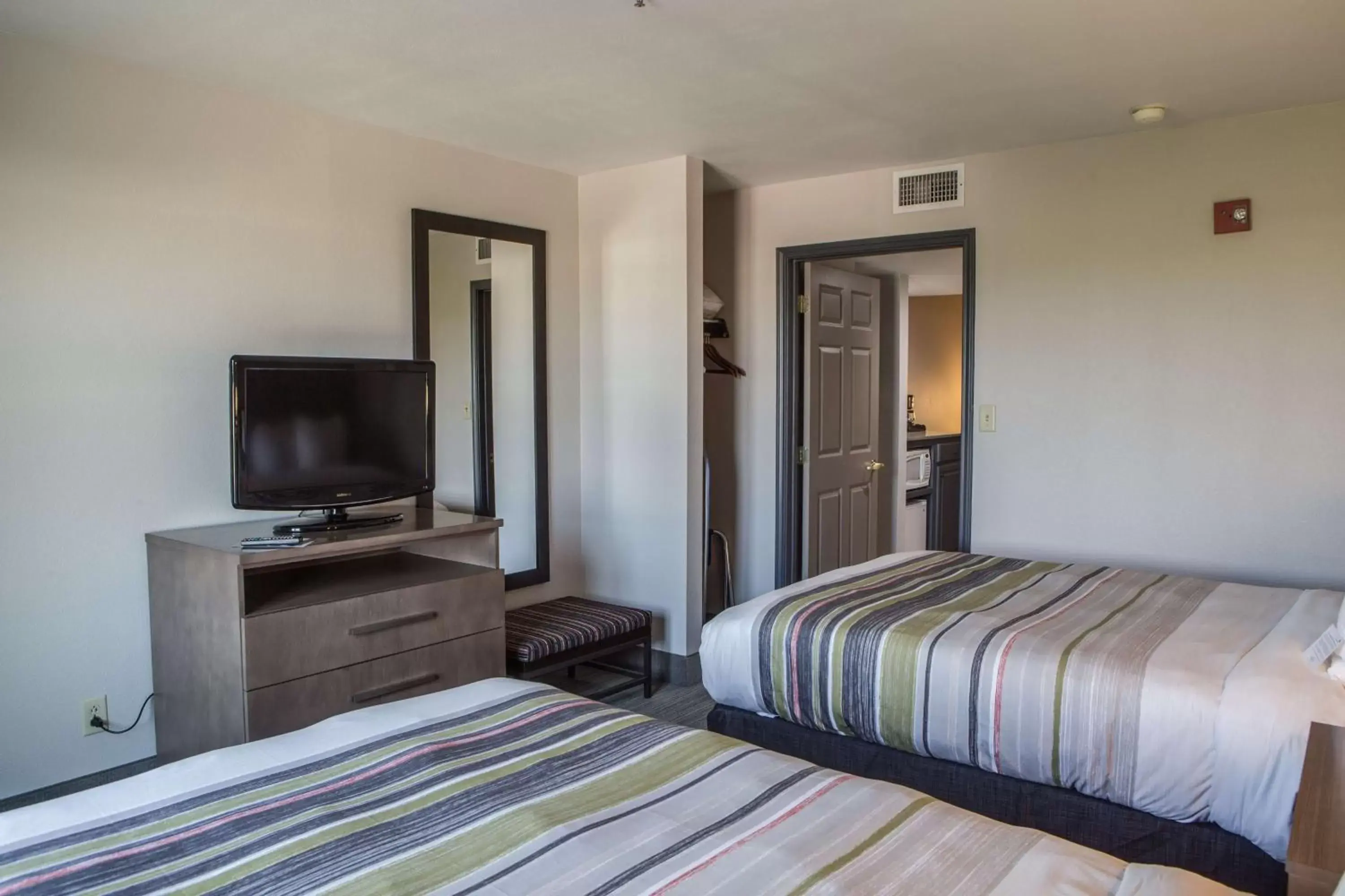 Photo of the whole room, Bed in Country Inn & Suites by Radisson, Harlingen, TX