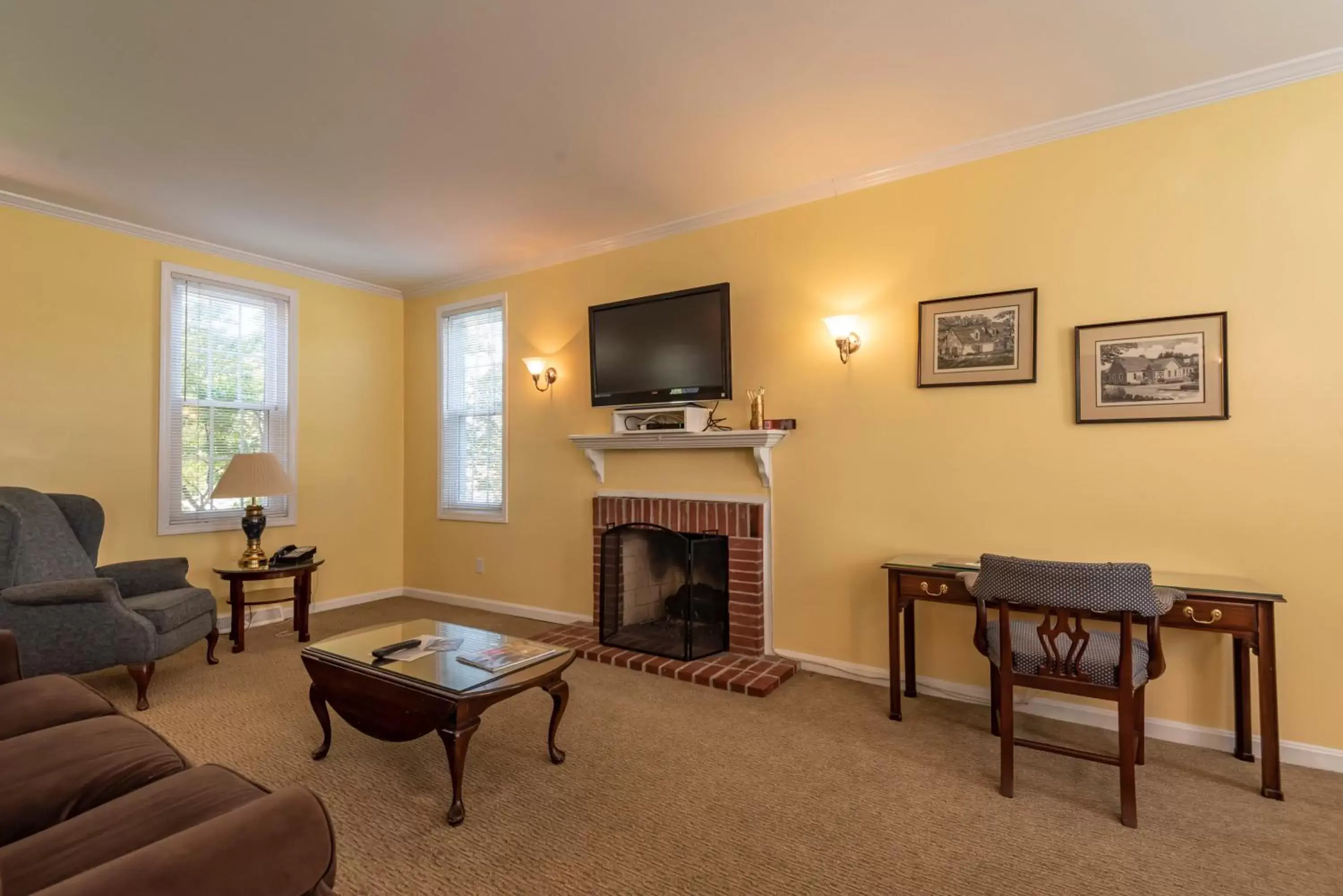 Living room, TV/Entertainment Center in Century Suites Hotel