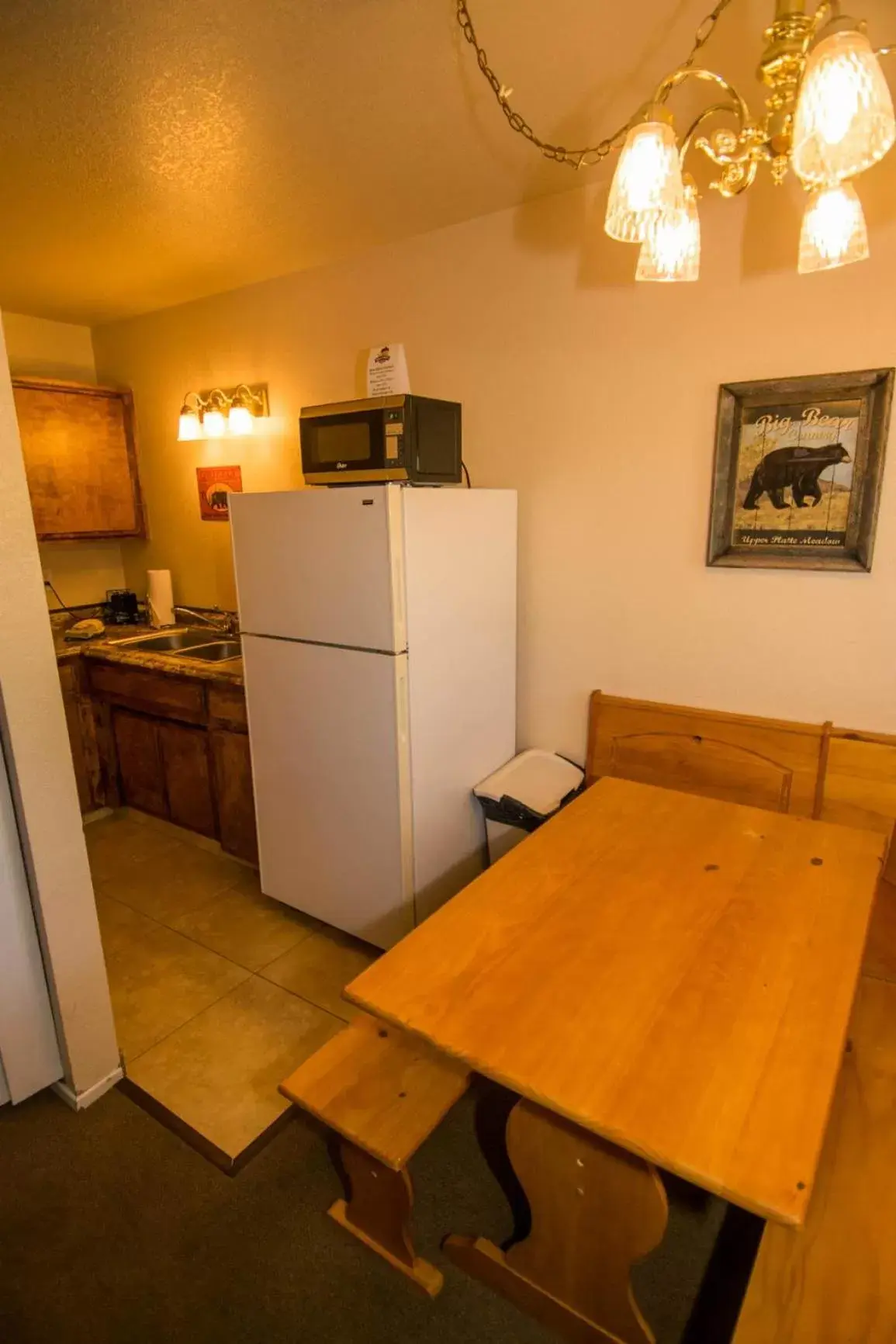 Dining Area in Hillcrest Suites & Cabins