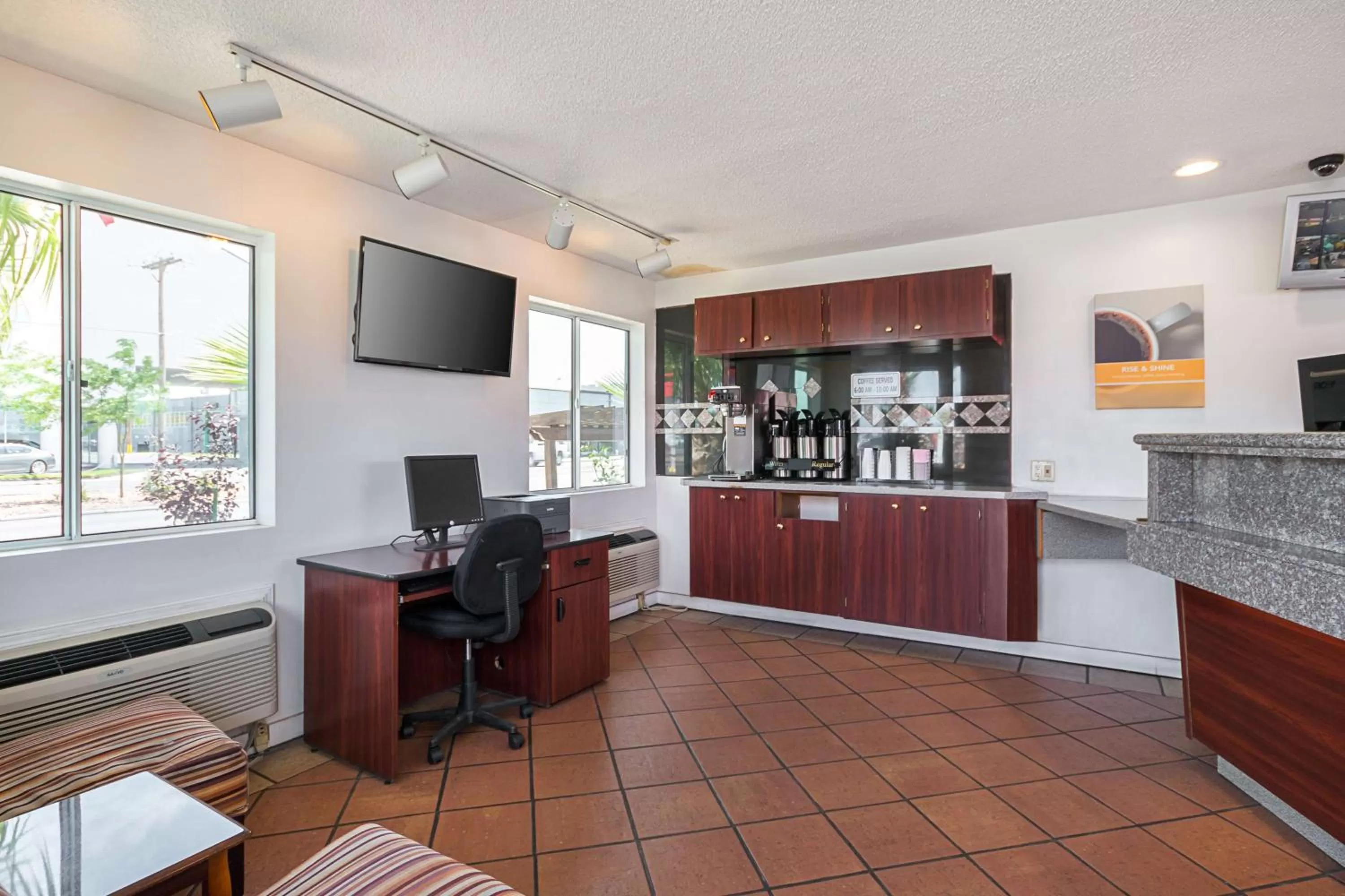 Communal lounge/ TV room in Motel 6-El Paso, TX - Airport - Fort Bliss