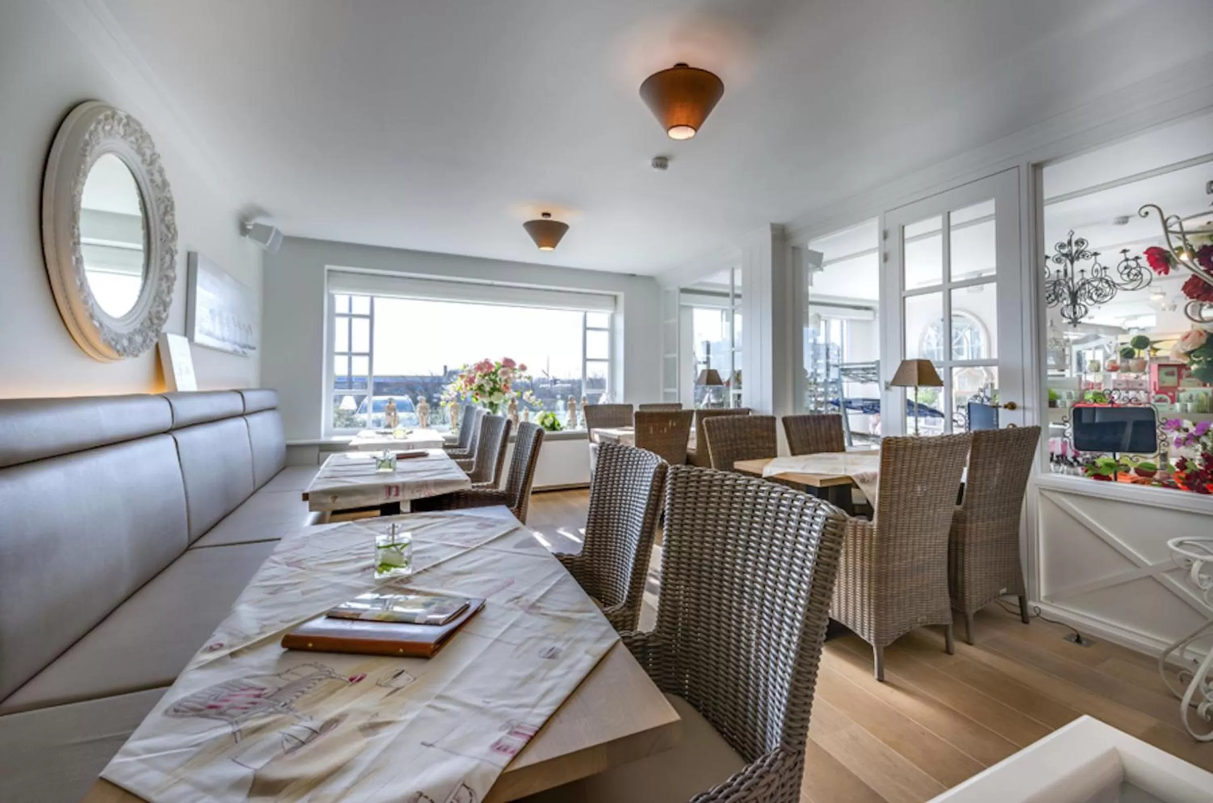 Restaurant/places to eat in Ara Dune Hotel