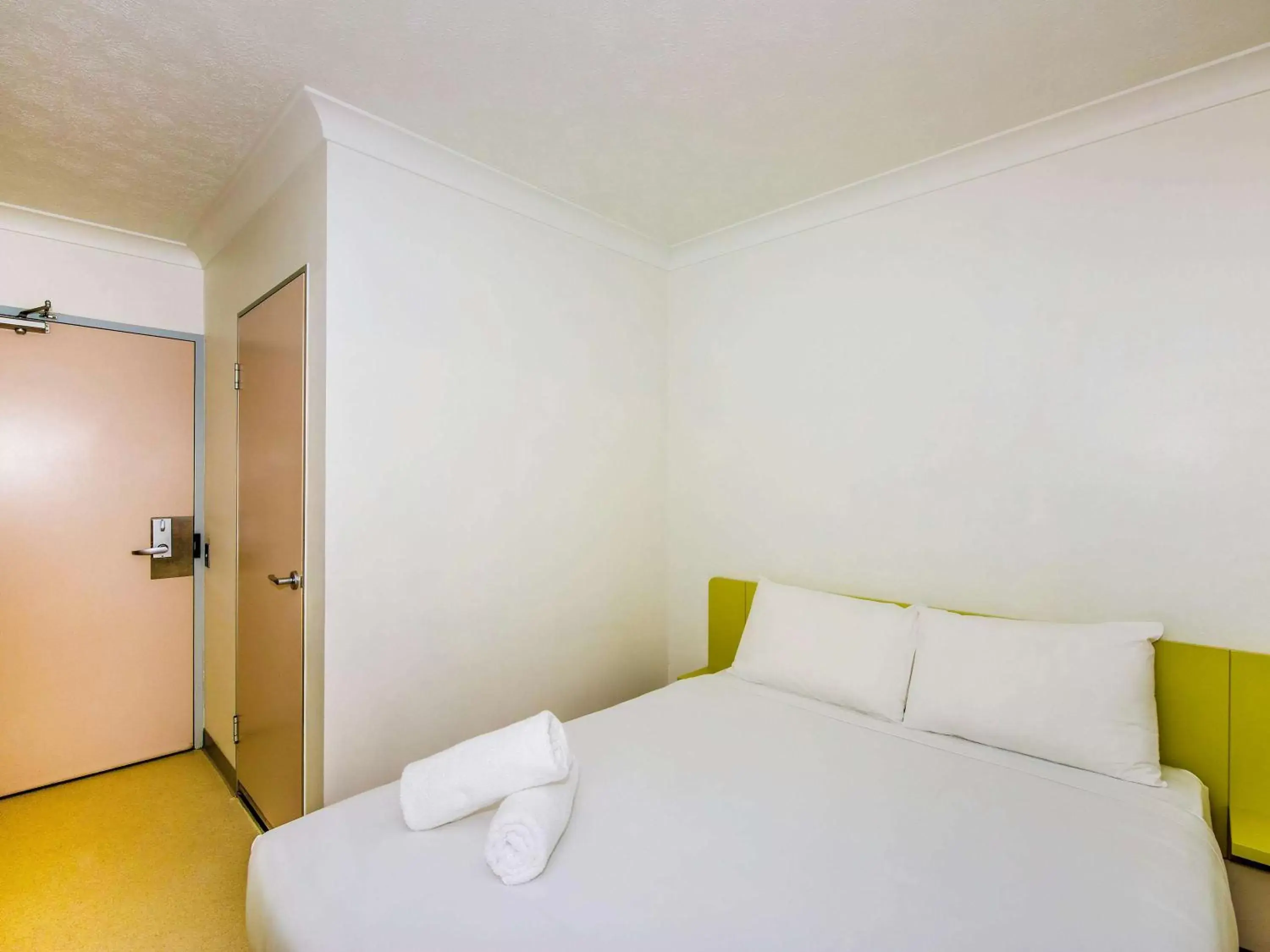 Photo of the whole room, Bed in ibis Budget Brisbane Airport