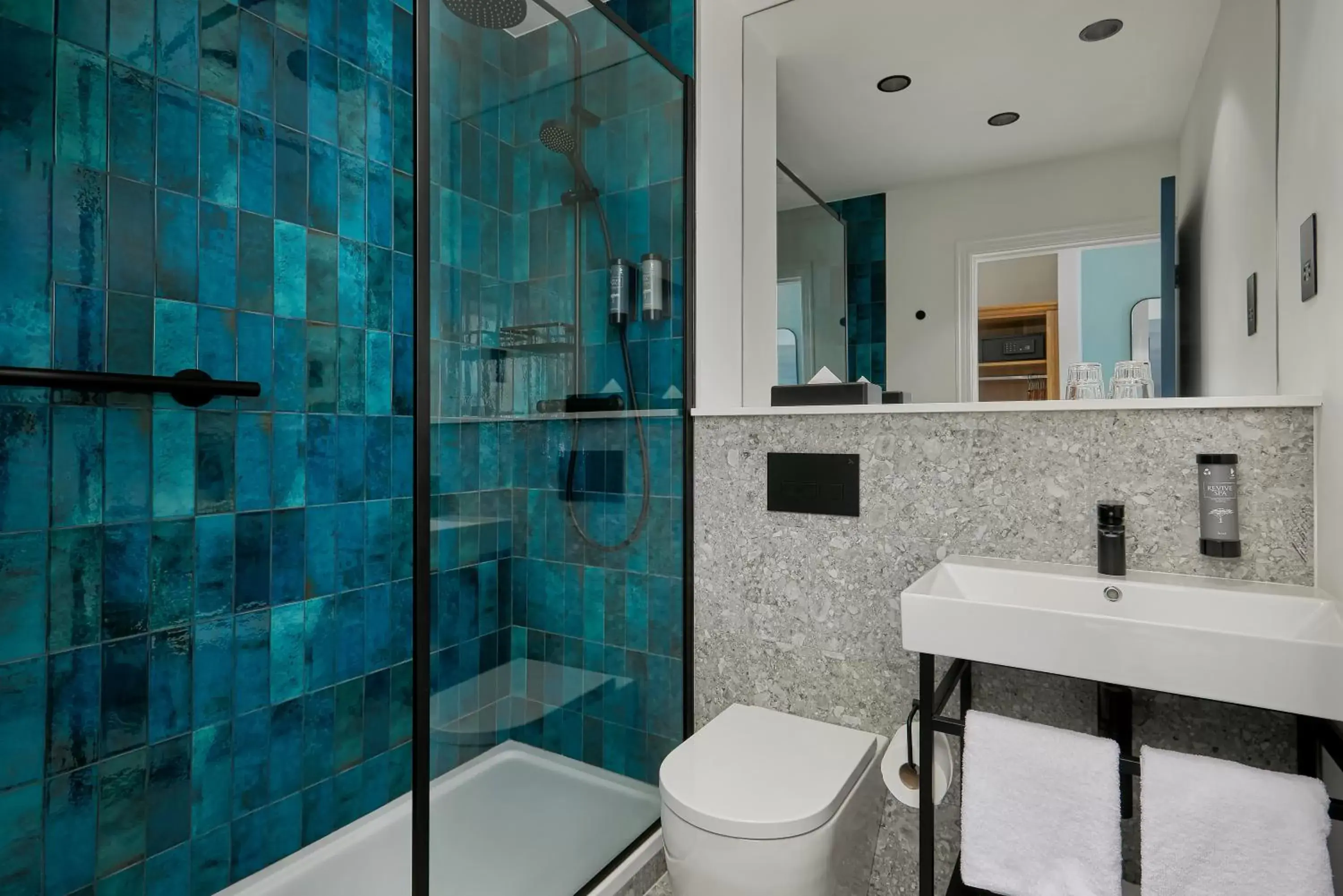 Shower, Bathroom in Waterford Marina Hotel