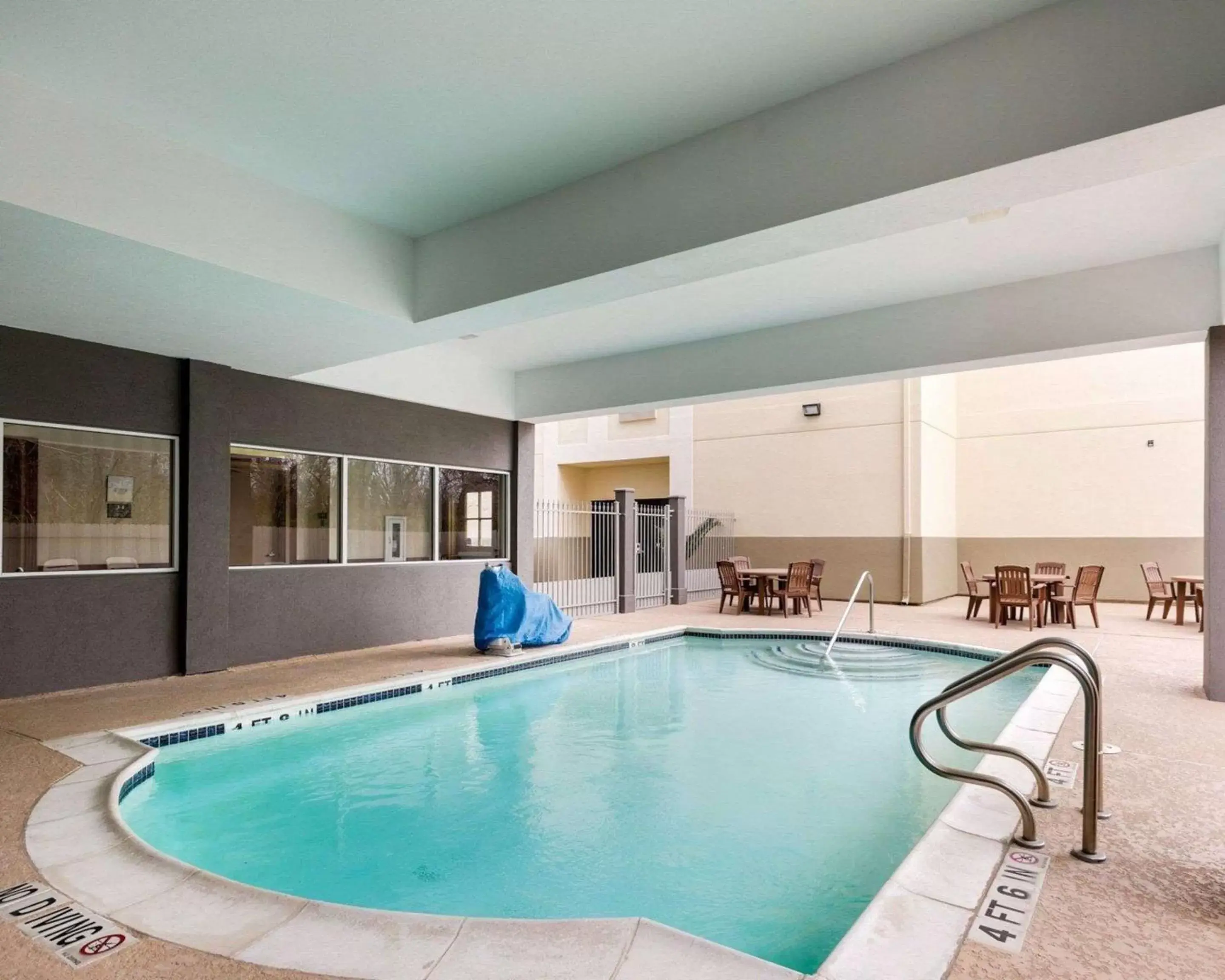 On site, Swimming Pool in Comfort Suites Bush Intercontinental Airport