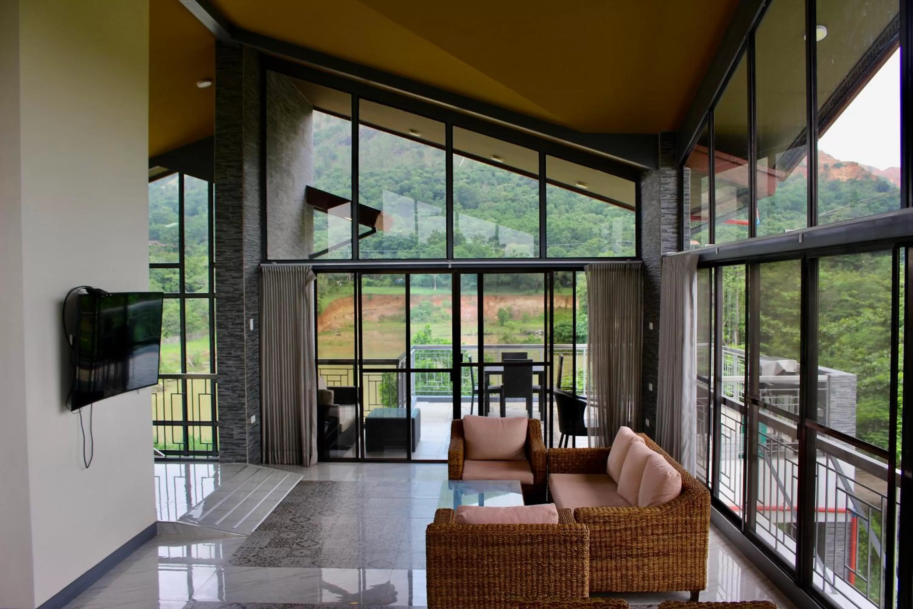 TV and multimedia in Bella Villa Coron