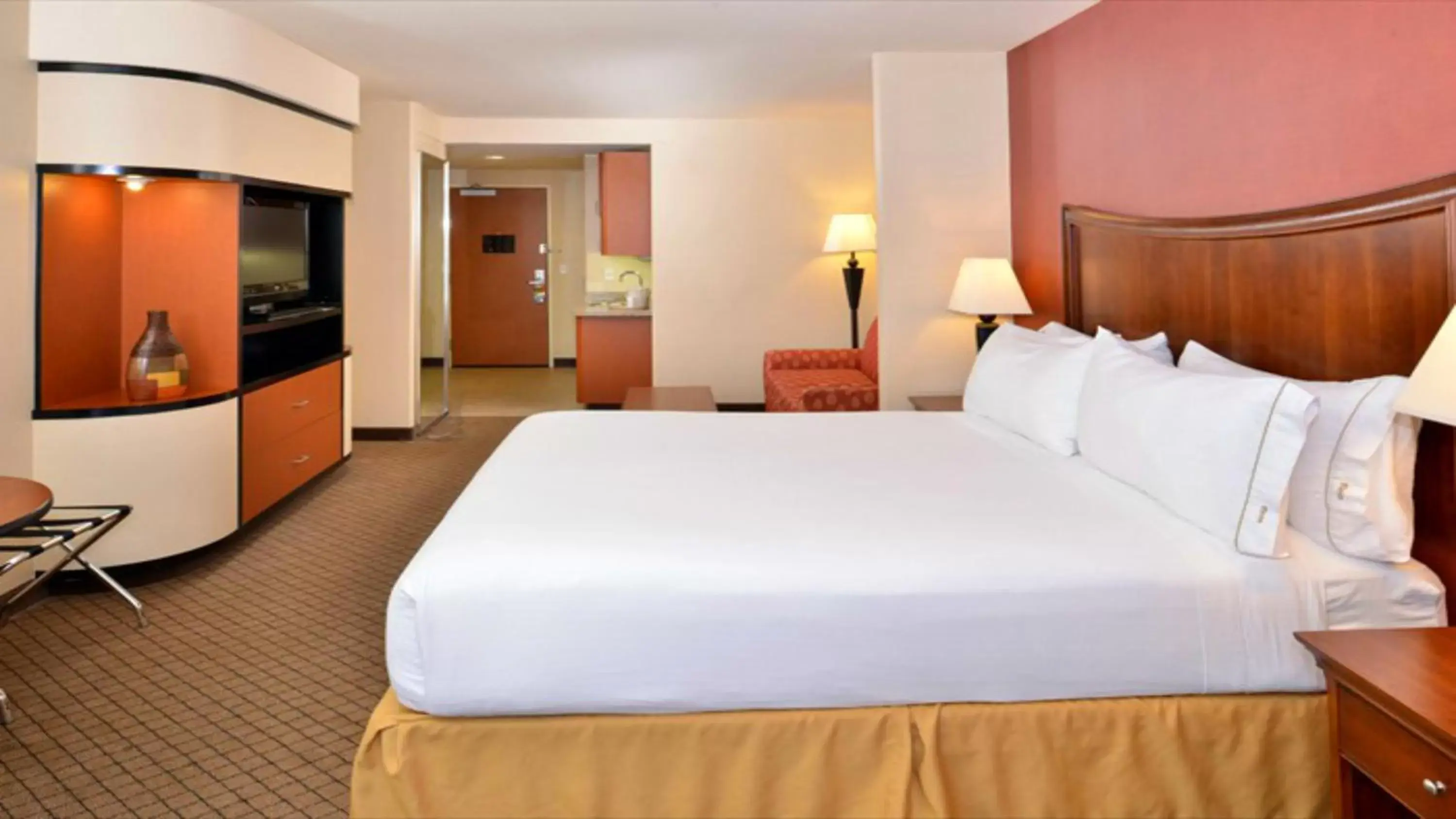 Photo of the whole room, Bed in Holiday Inn Express Hotel & Suites Lincoln-Roseville Area, an IHG Hotel