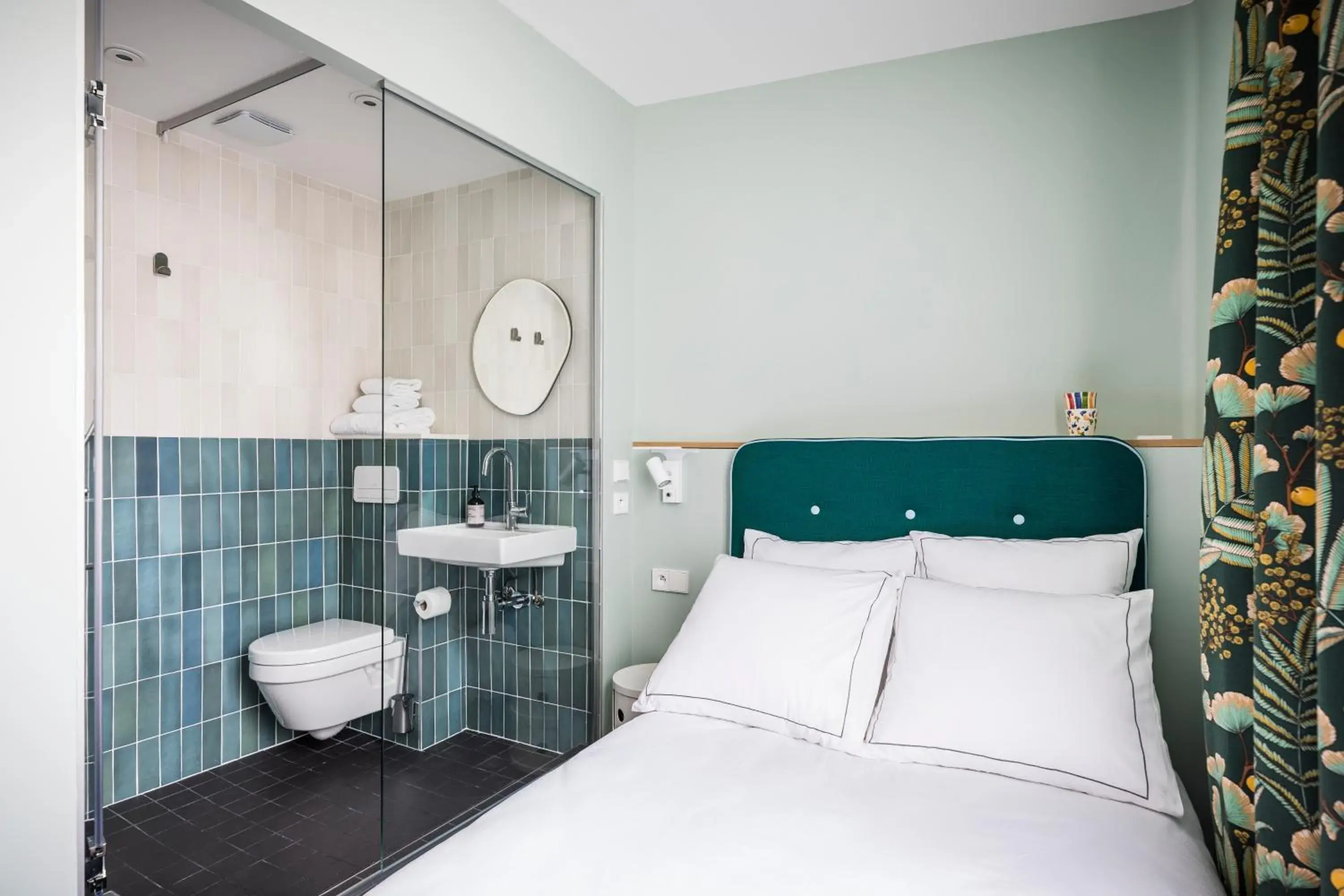 Shower, Bed in Hôtel AMI - Orso Hotels