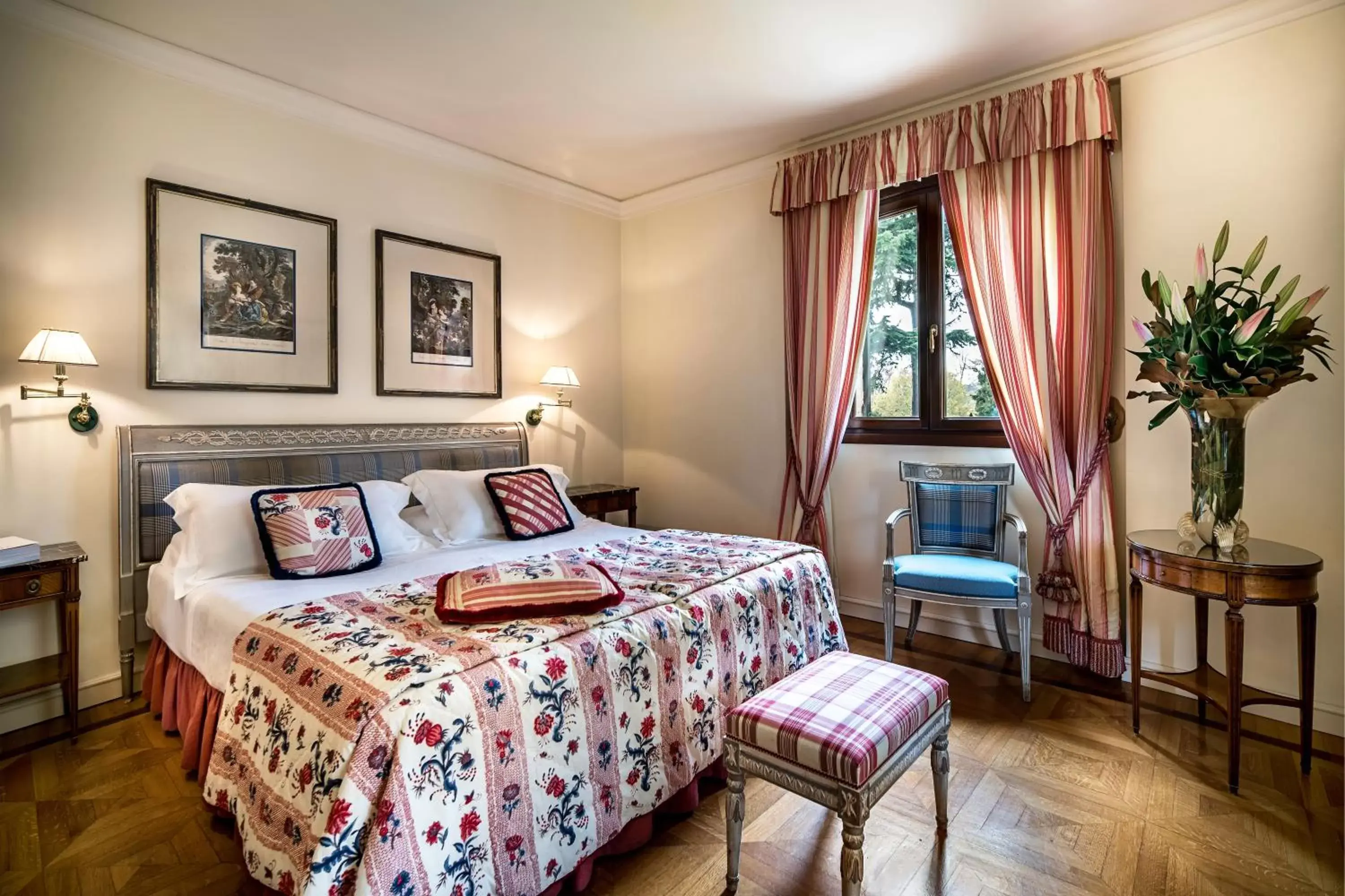 Photo of the whole room, Bed in Relais et Châteaux Hotel Villa Franceschi