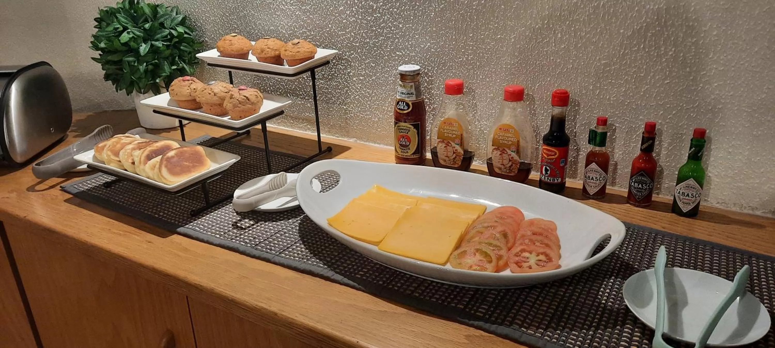 Buffet breakfast, Bathroom in DESERT DREAMS B&B