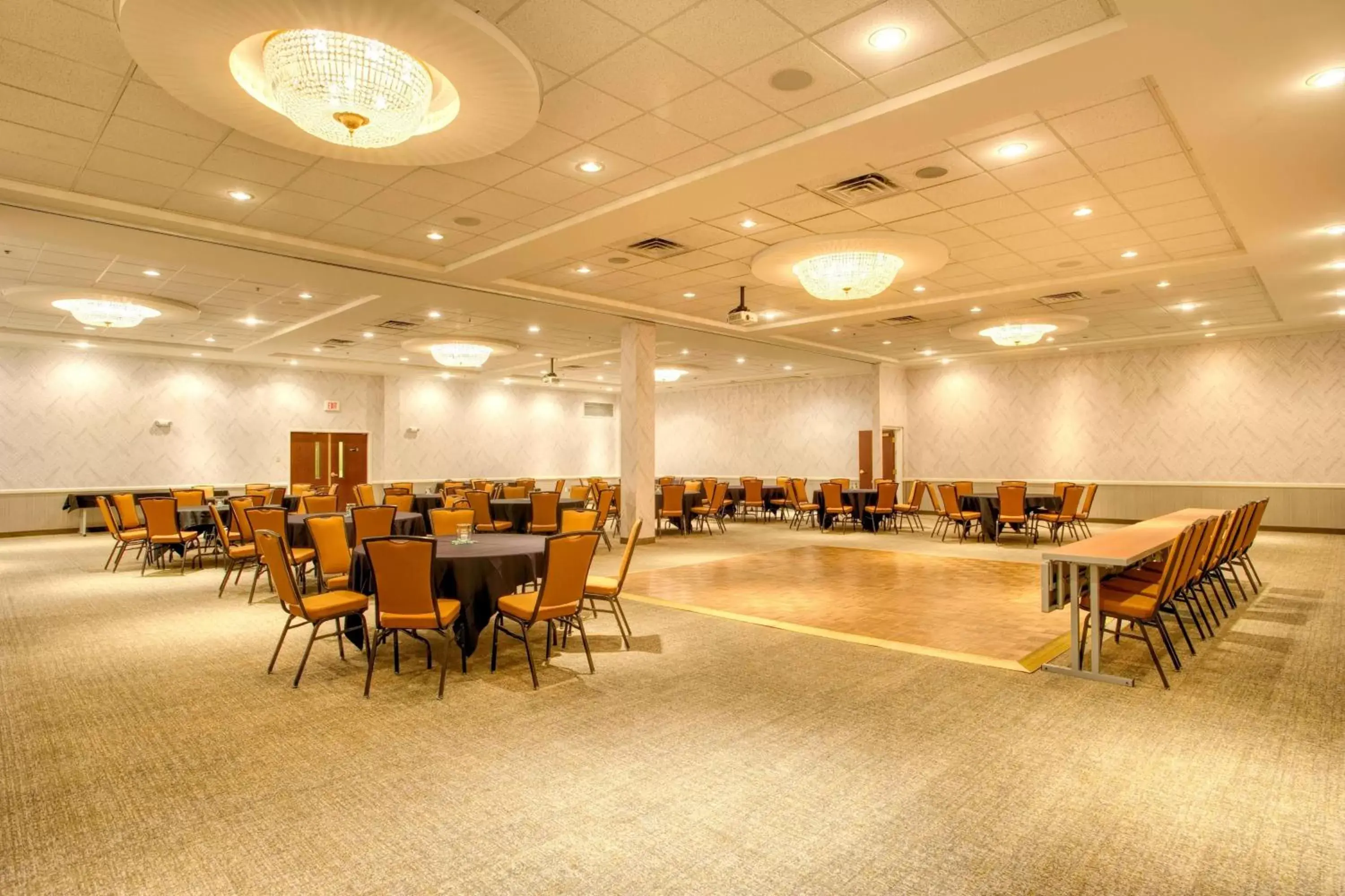 Banquet/Function facilities, Restaurant/Places to Eat in SpringHill Suites by Marriott Lawrence Downtown