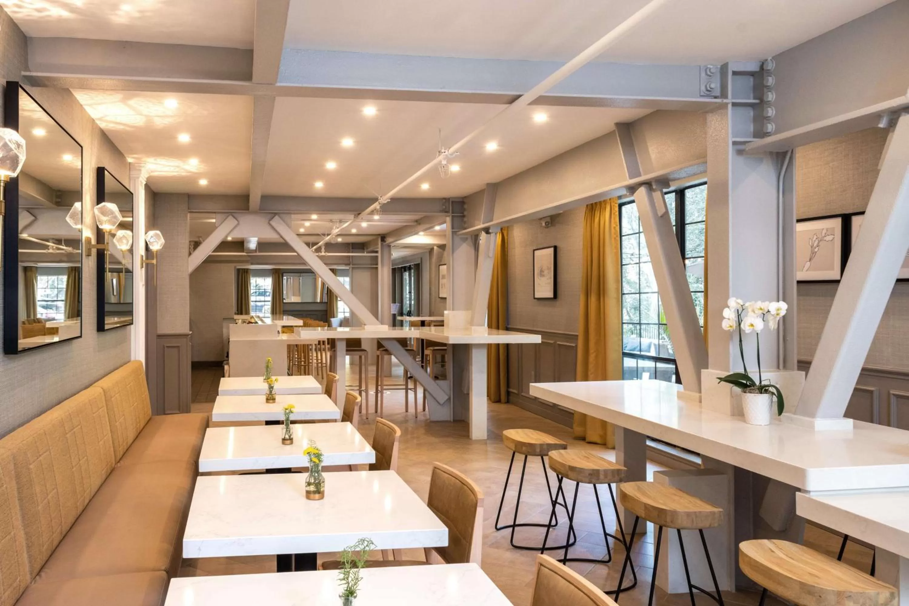 Lounge or bar in The Inn at Saratoga, Tapestry Collection by Hilton