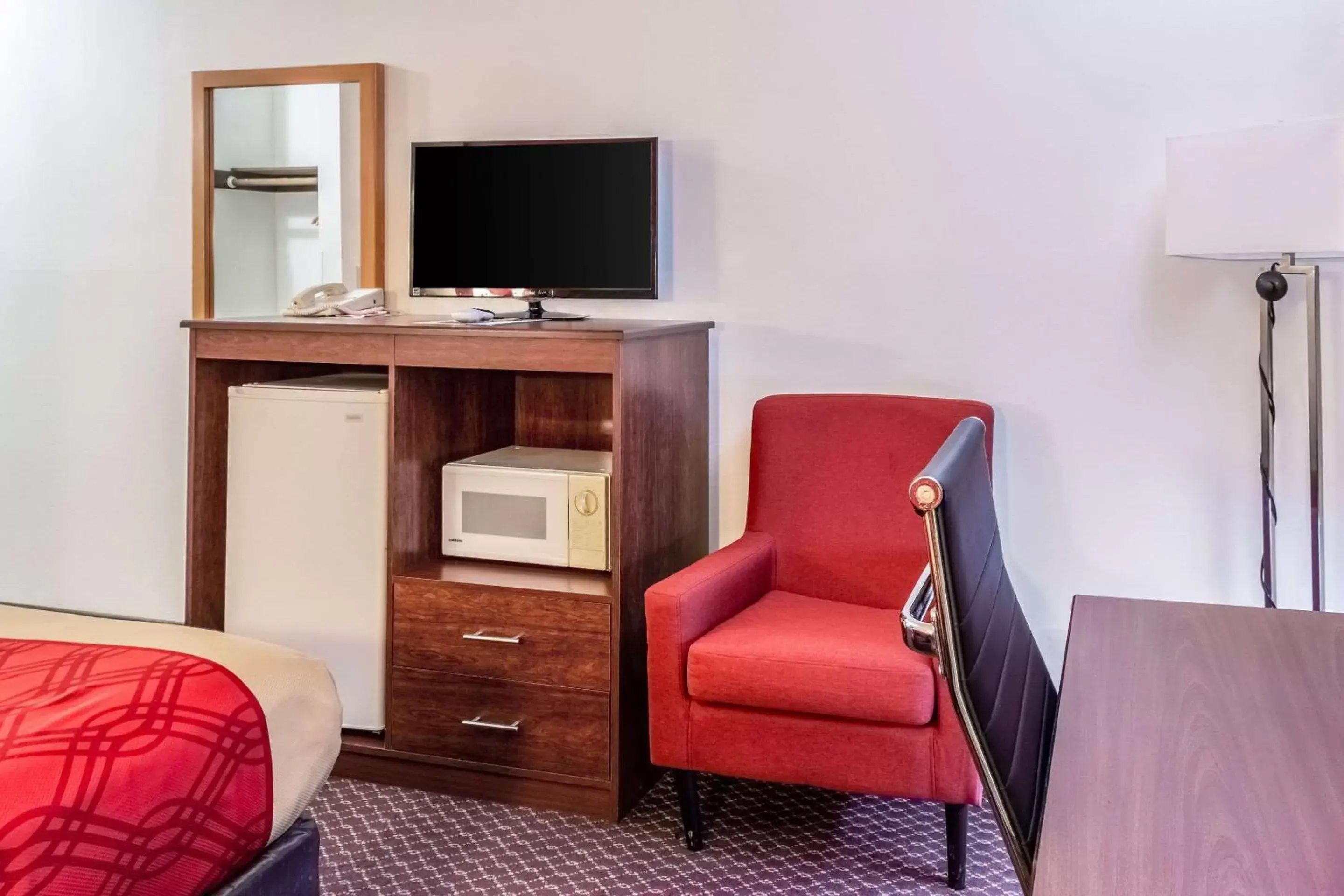 Photo of the whole room, TV/Entertainment Center in Econo Lodge Prineville