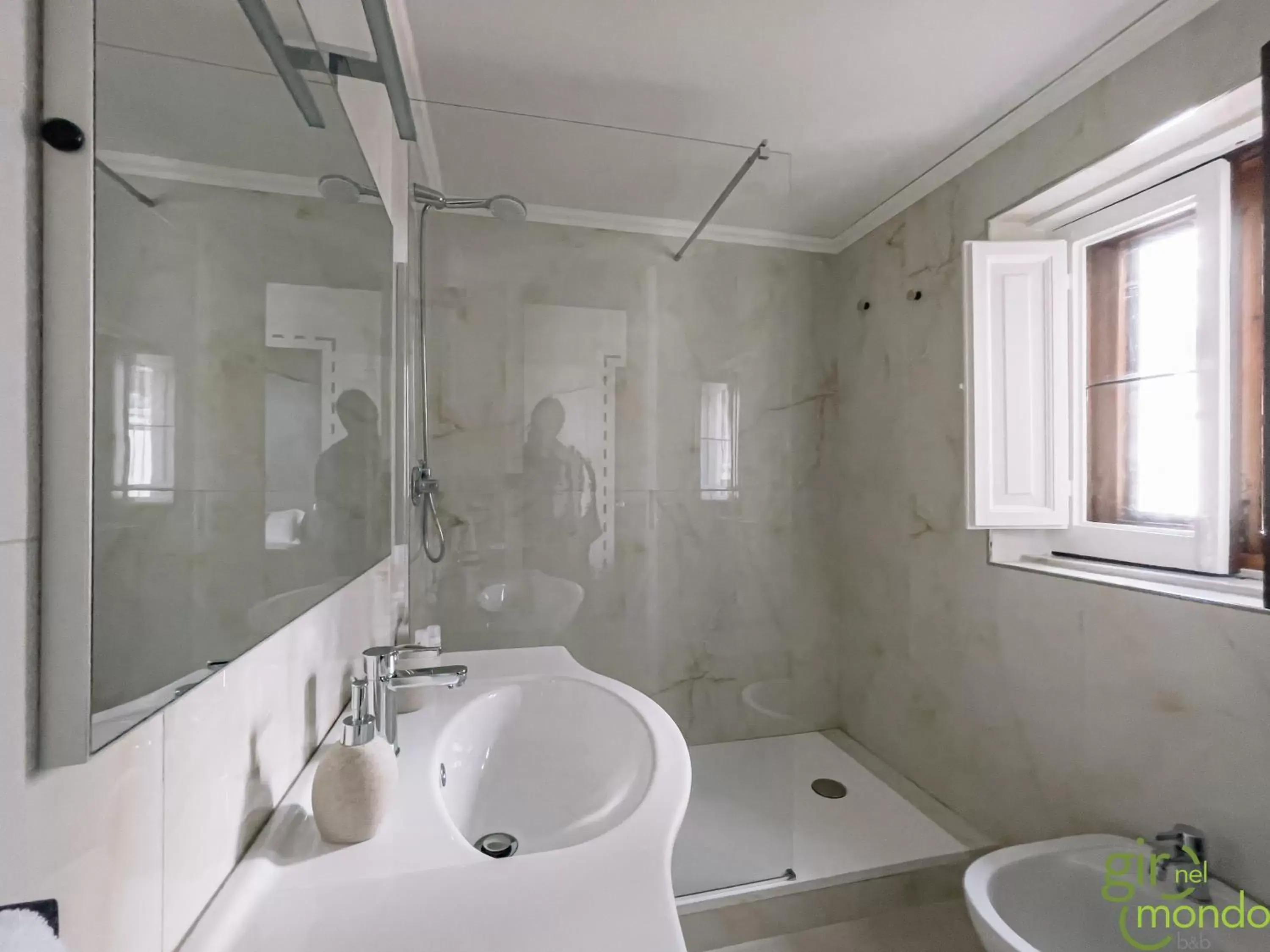 Shower, Bathroom in Giro nel mondo