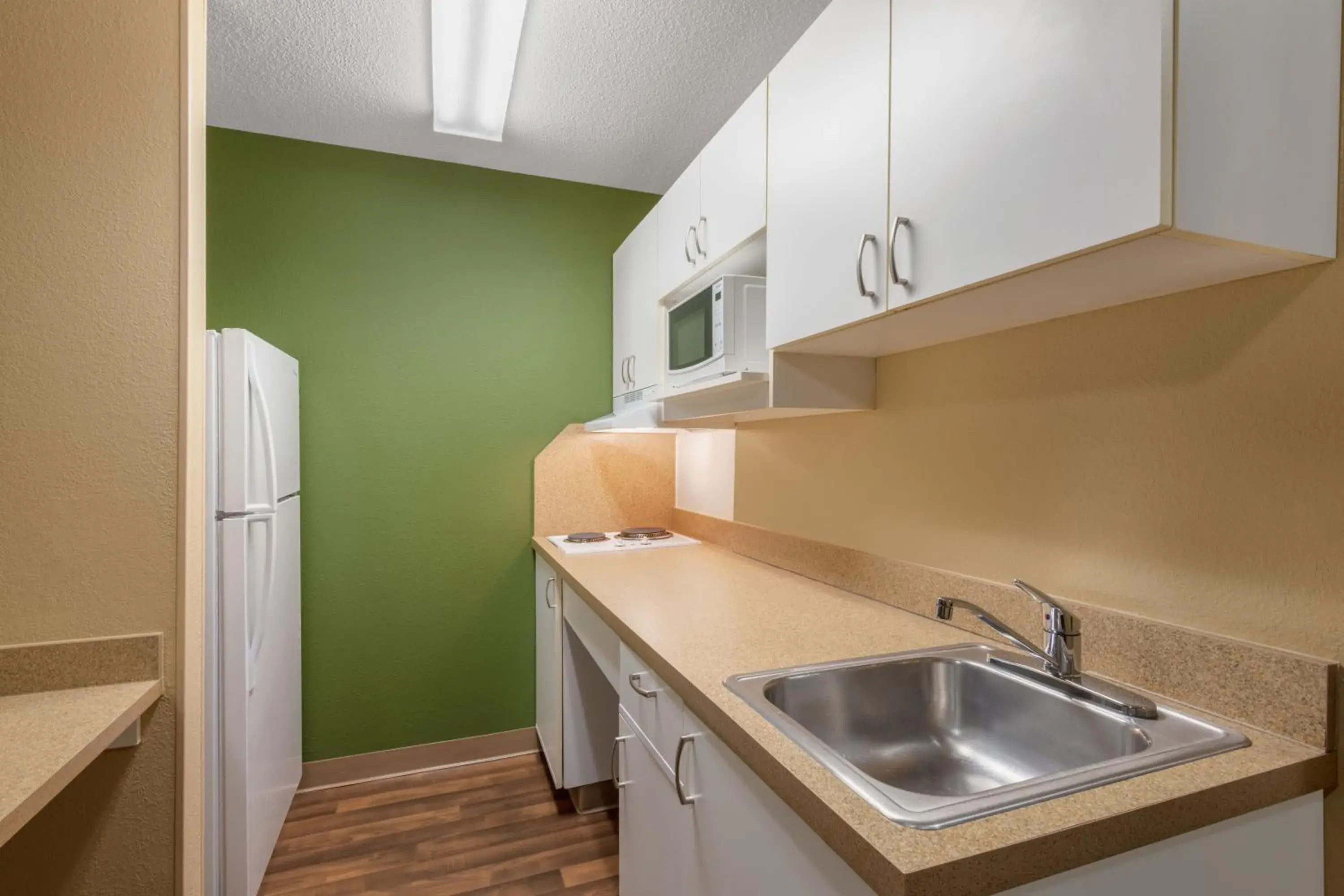 Kitchen or kitchenette, Kitchen/Kitchenette in Extended Stay America Suites - Chicago - Woodfield Mall
