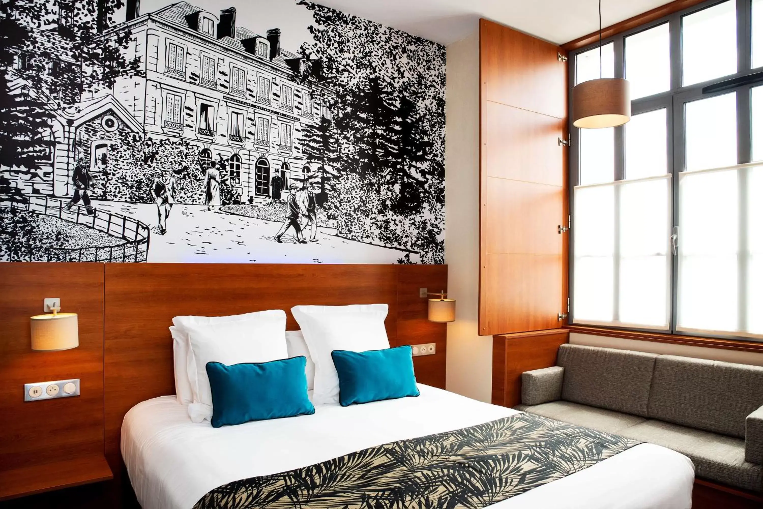 Decorative detail, Bed in Best Western Plus Hôtel Colbert