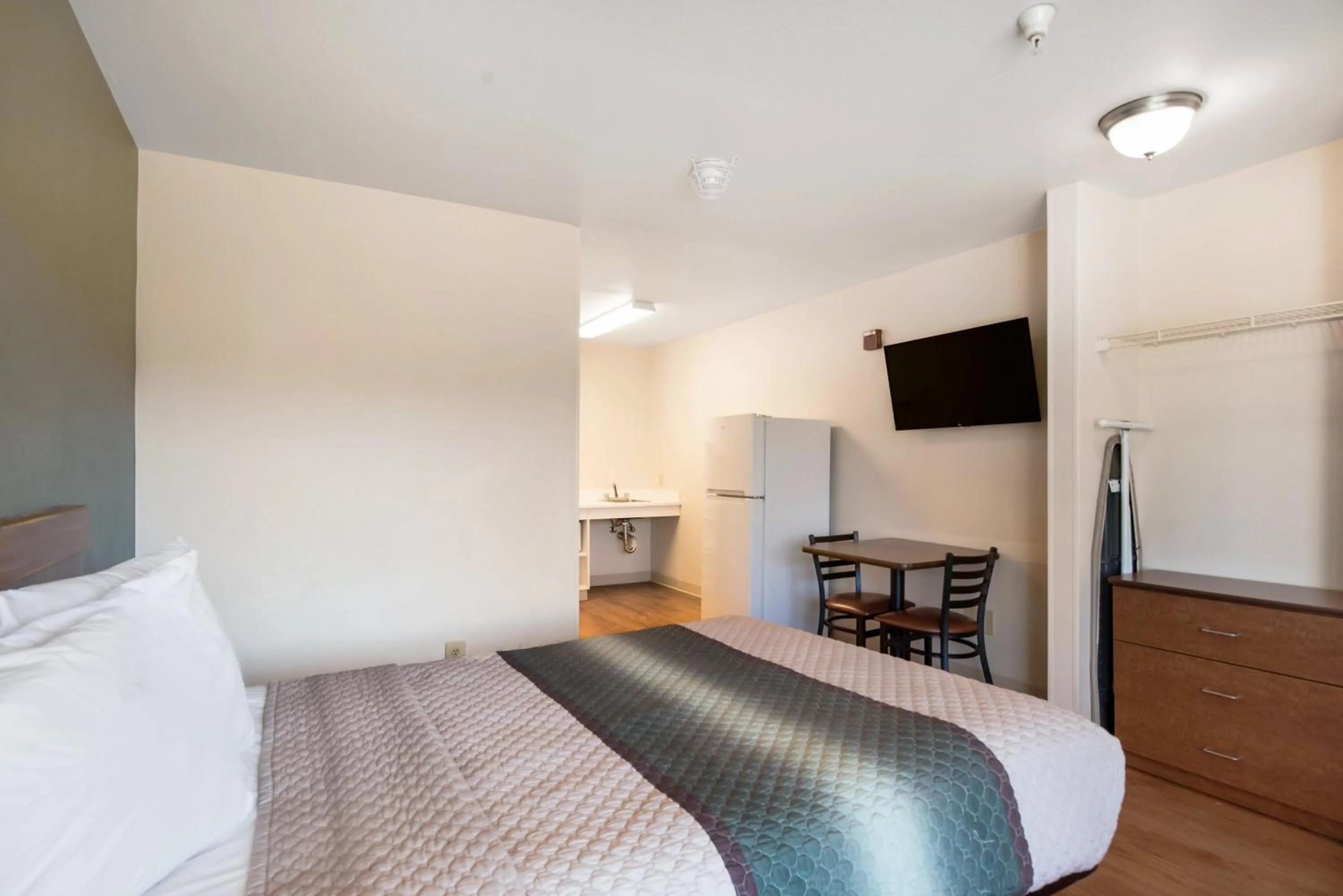 Photo of the whole room, Bed in HomeTowne Studios by Red Roof Colorado Springs - Airport