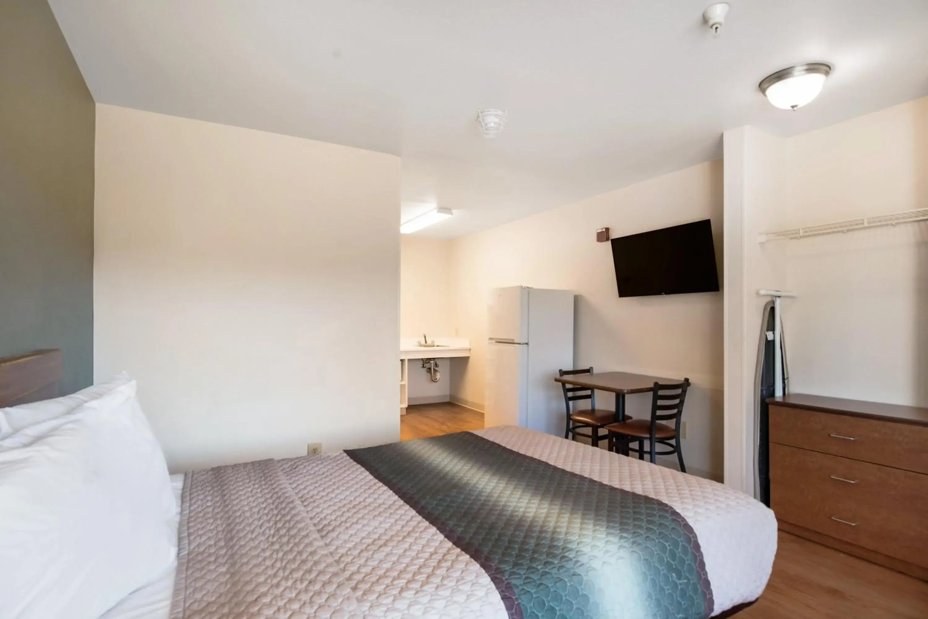 Photo of the whole room, Bed in HomeTowne Studios by Red Roof Colorado Springs - Airport Photo of the whole room, Bed in HomeTowne Studios by Red Roof Colorado Springs - Airport