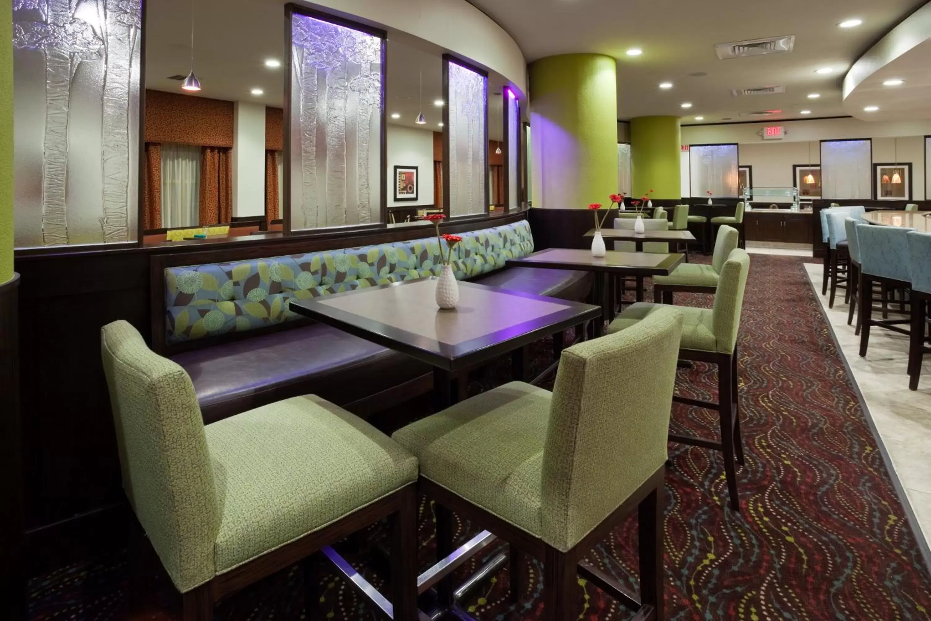 Lounge or bar, Lounge/Bar in Crowne Plaza Anchorage-Midtown, an IHG Hotel