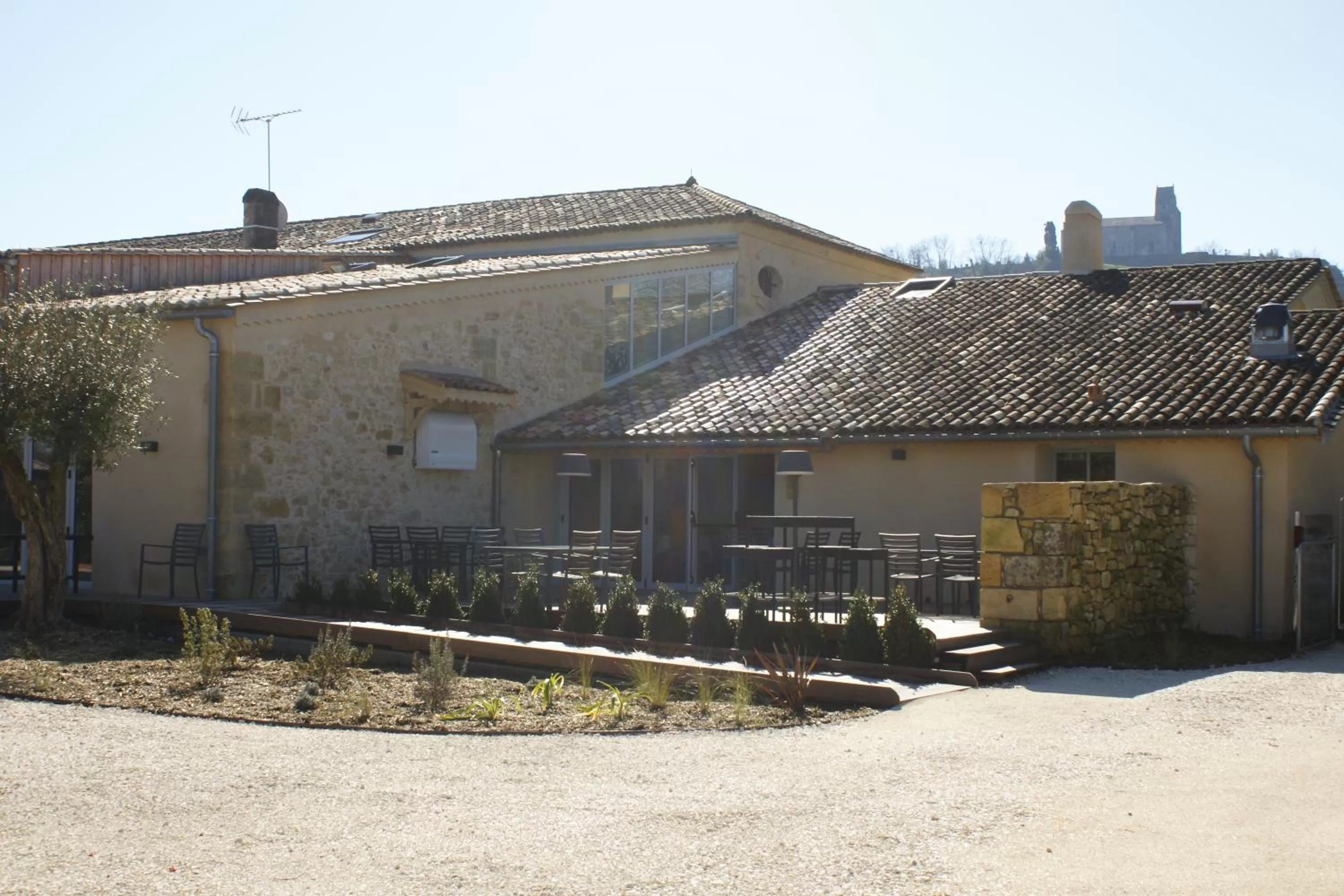 Patio in Logis- Hôtel Spa Restaurant l'Epicurial