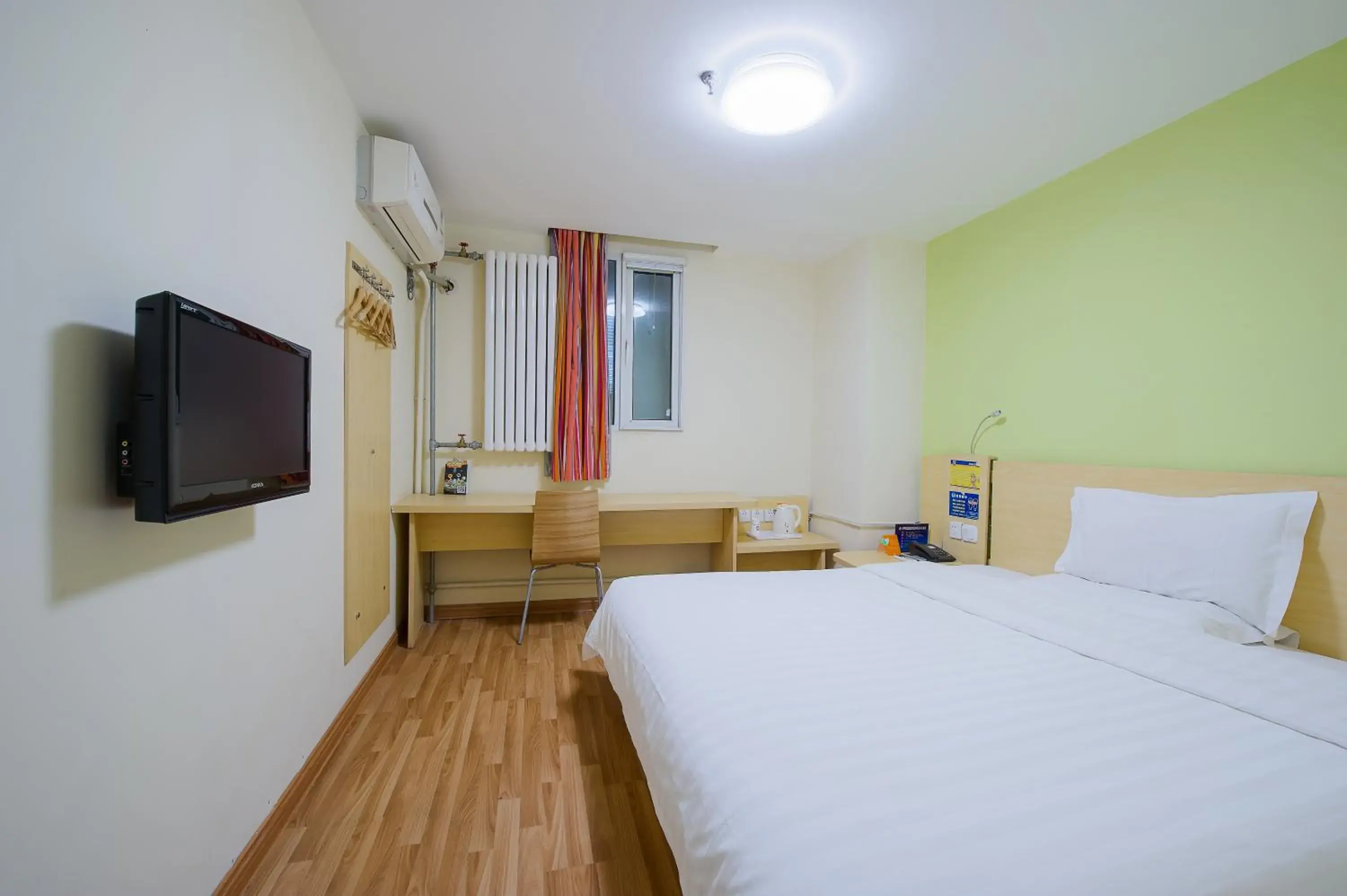 Photo of the whole room, Bed in 7 Days Premium Guangzhou Tianhe Shipaiqiao Metro Station Taikoo Hui