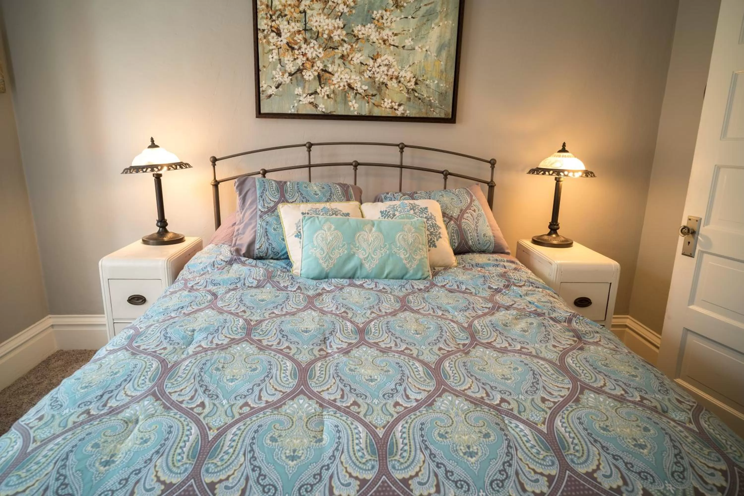 Bedroom, Bed in Poppy Sister Inn