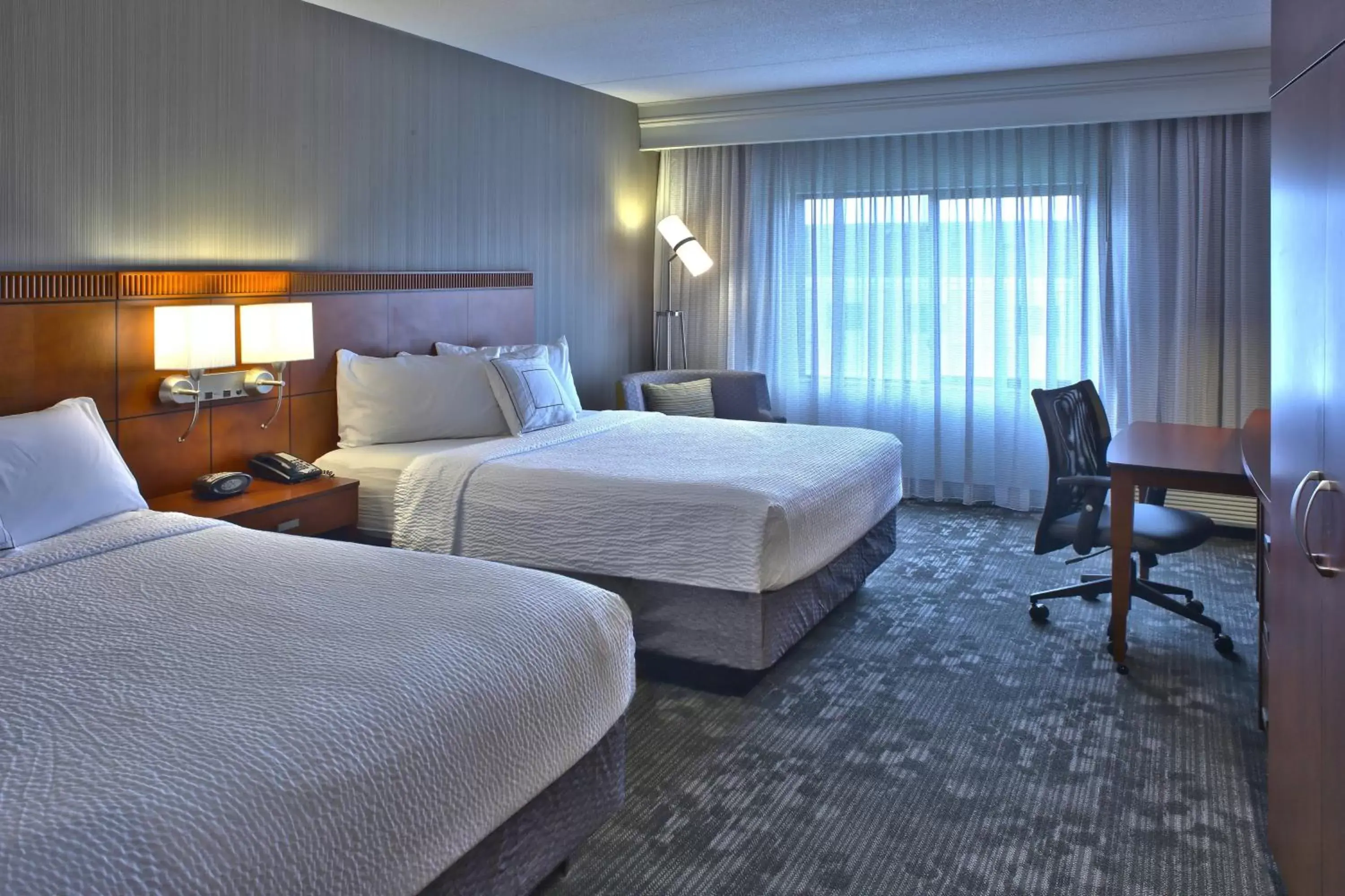 Photo of the whole room, Bed in Courtyard by Marriott Hamilton