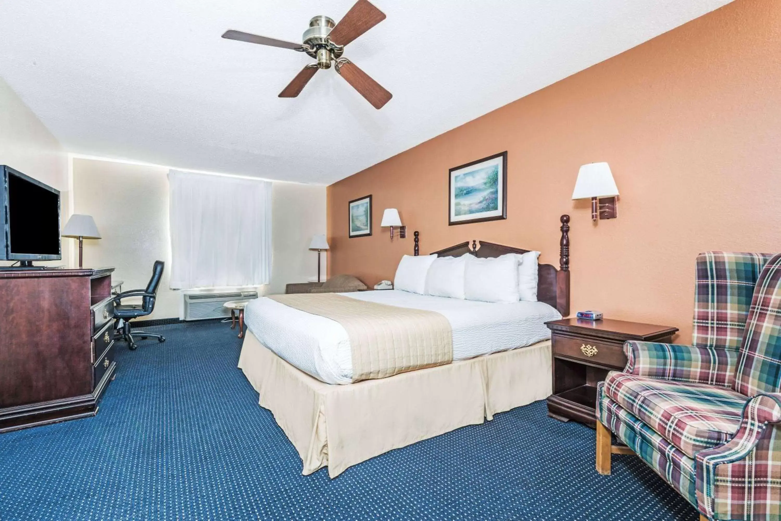 Photo of the whole room, Bed in Days Inn by Wyndham Troy