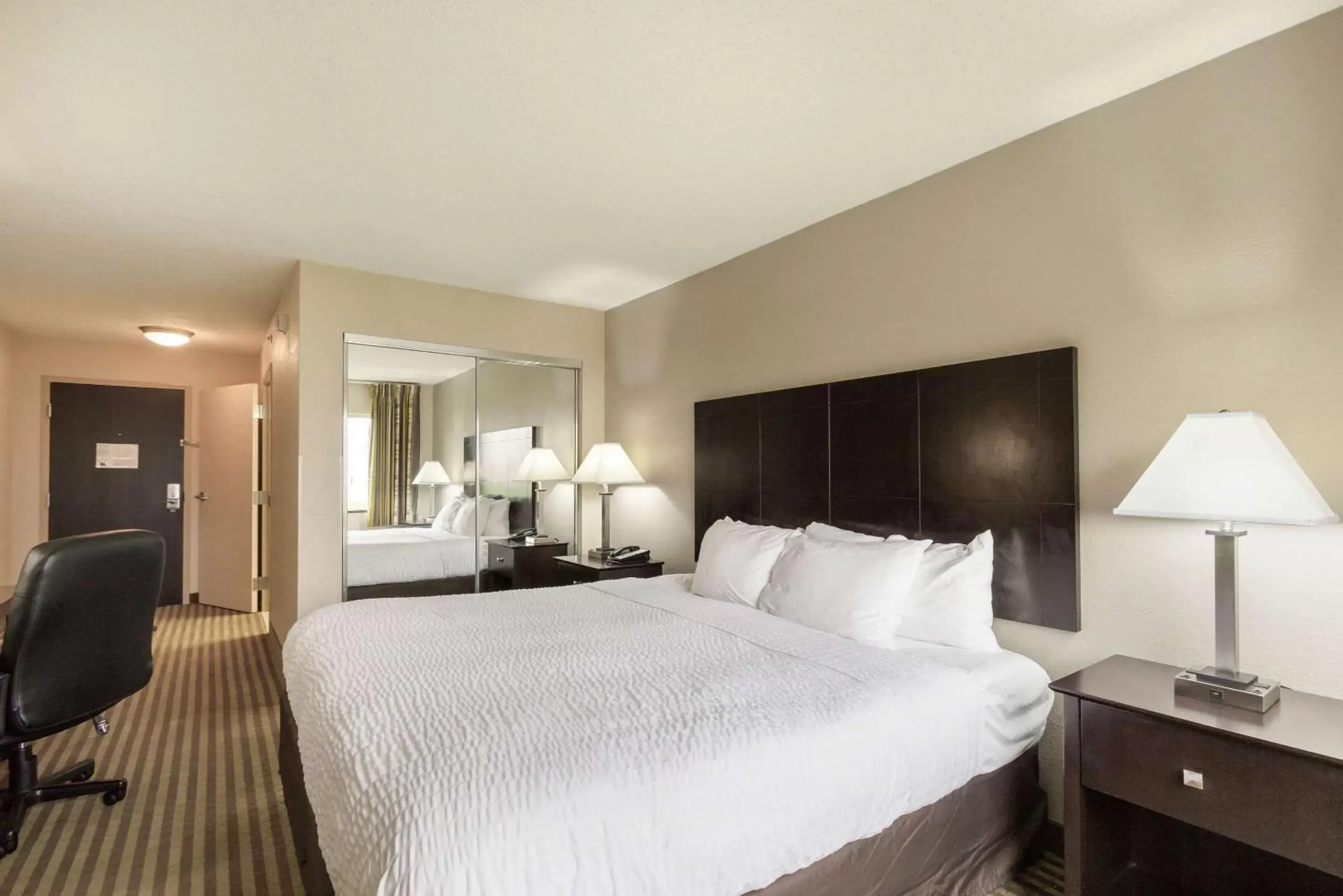 Photo of the whole room, Bed in Clarion Hotel Beachwood-Cleveland