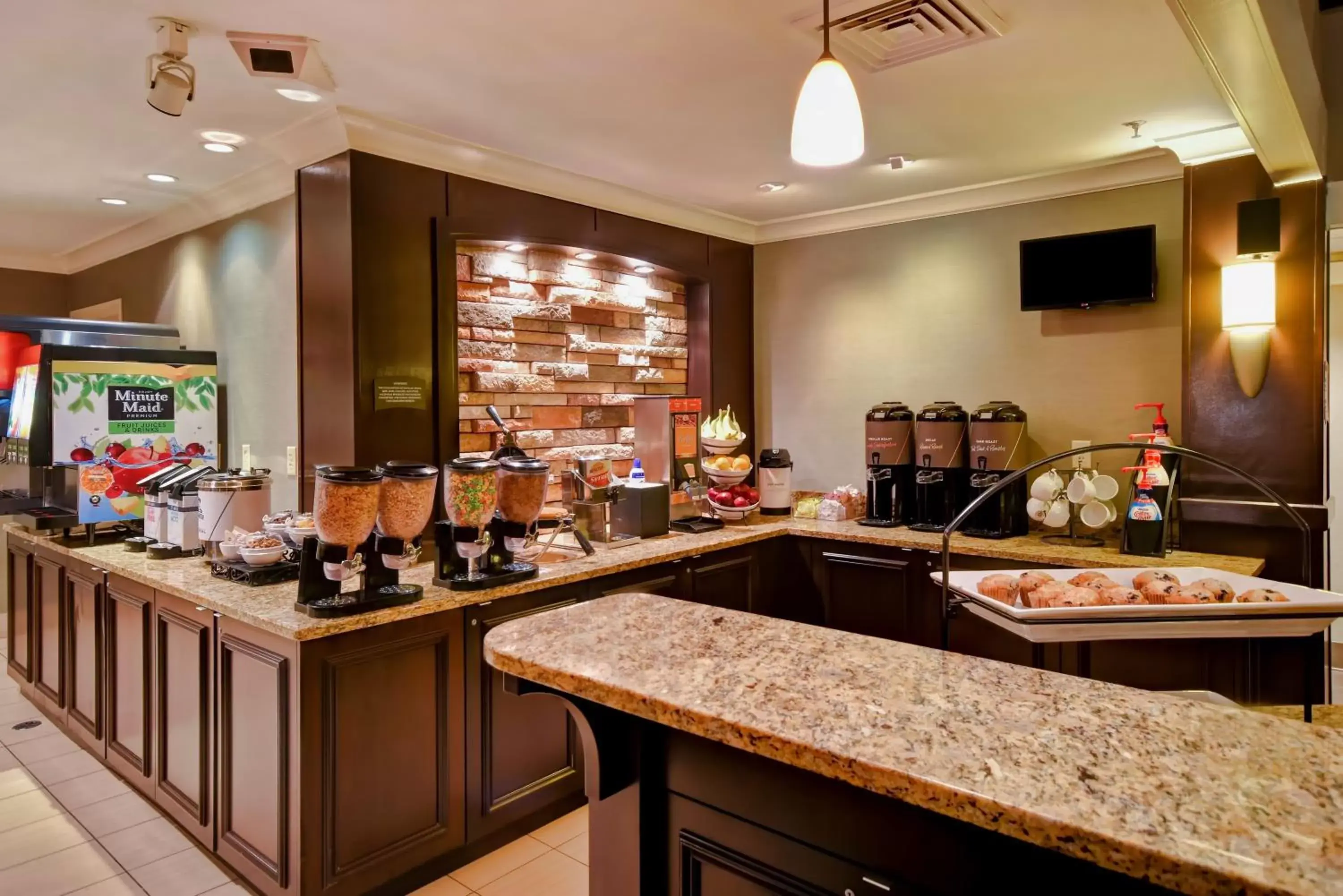 Breakfast, Restaurant/Places to Eat in Staybridge Suites Madison - East, an IHG Hotel