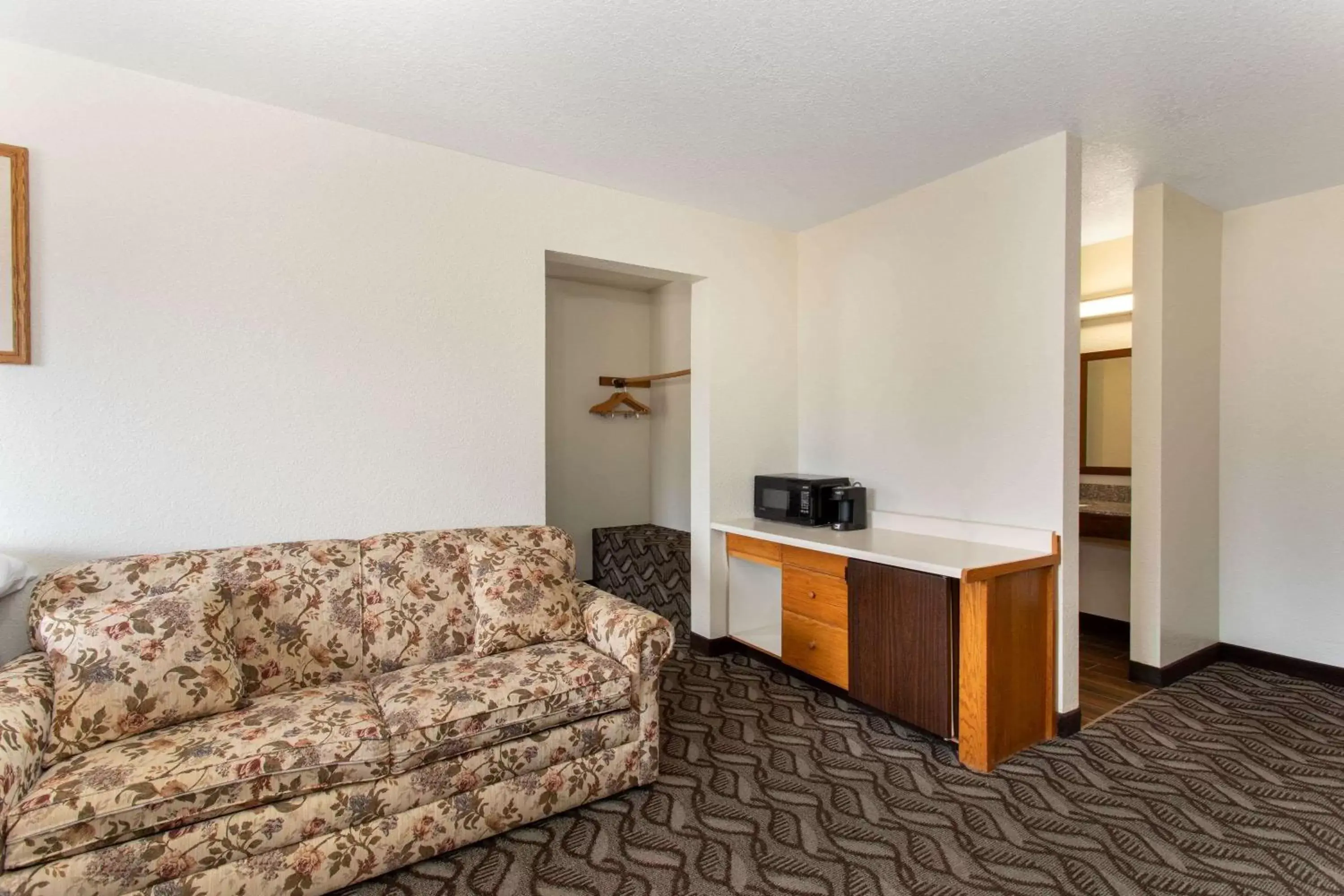 Living room, Seating Area in Super 8 by Wyndham Dubois