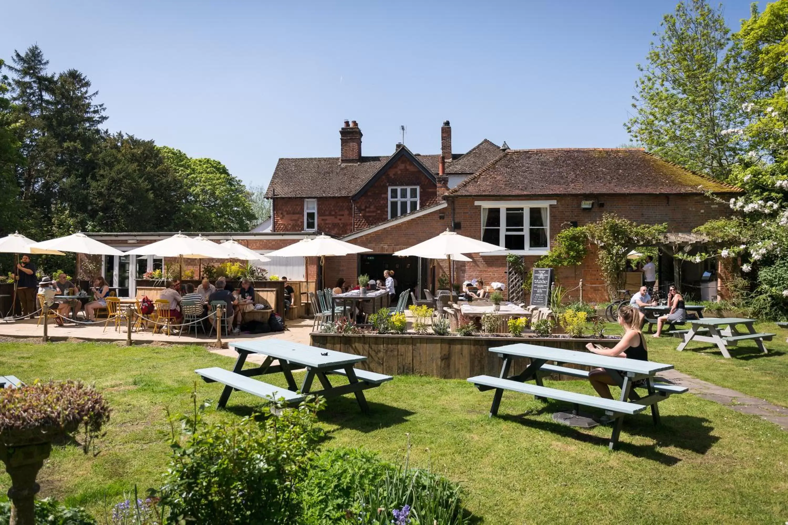 Garden, Property Building in The Dundas Arms