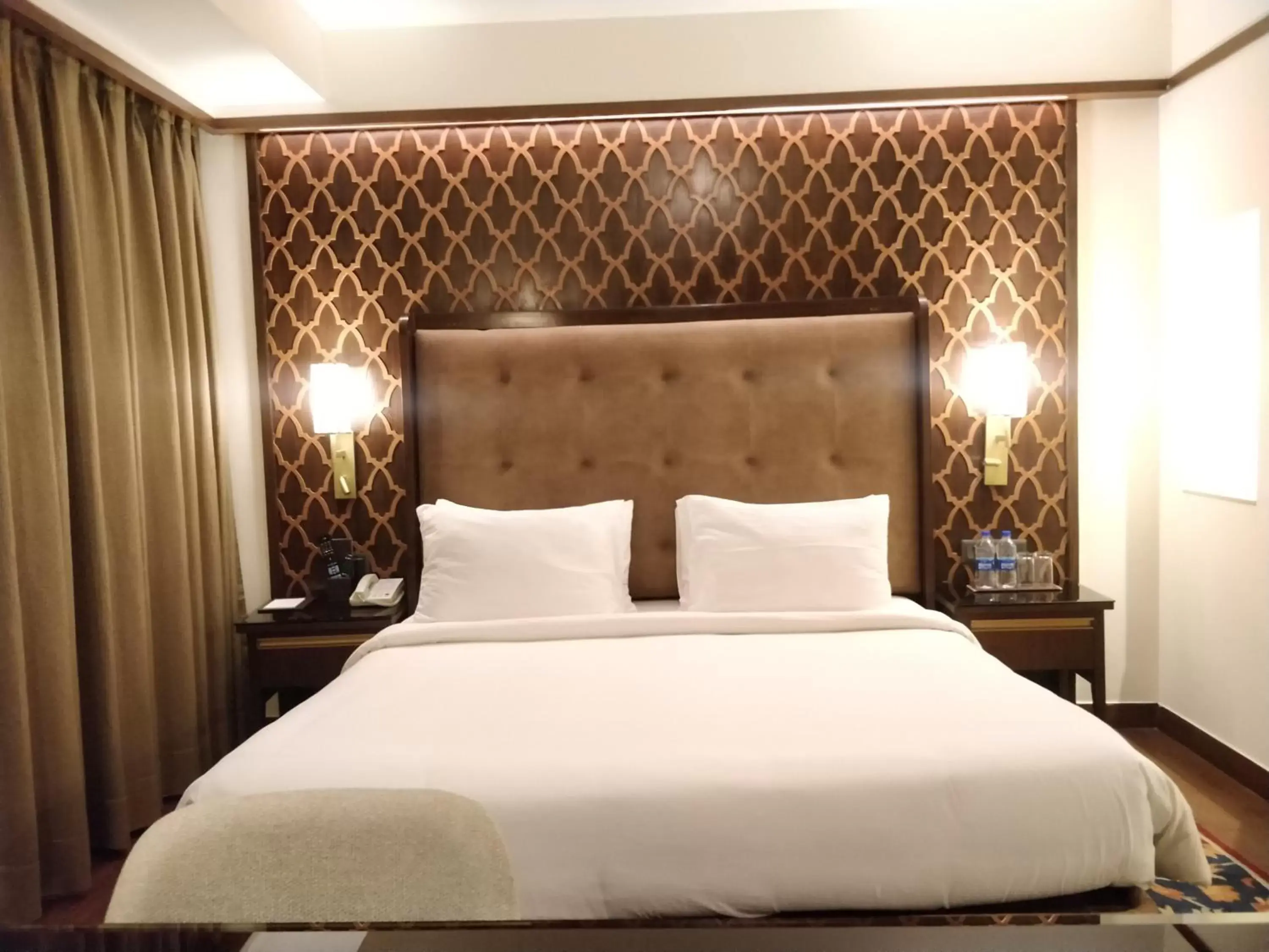 Bedroom, Bed in Radisson Golf Resort Pahalgam