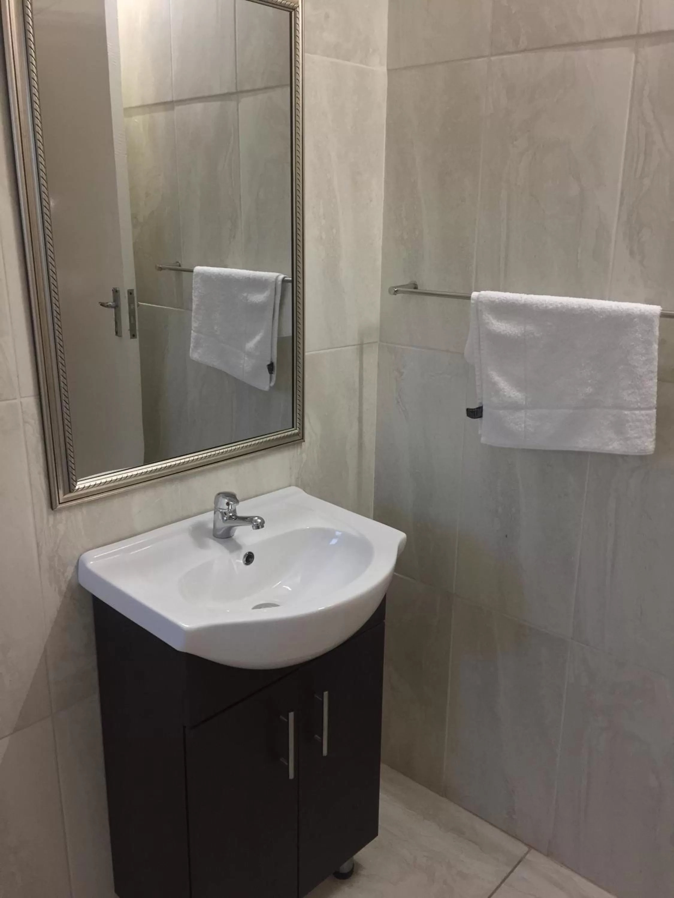 Bathroom in Tranquil House B&B @ 1 College Ave