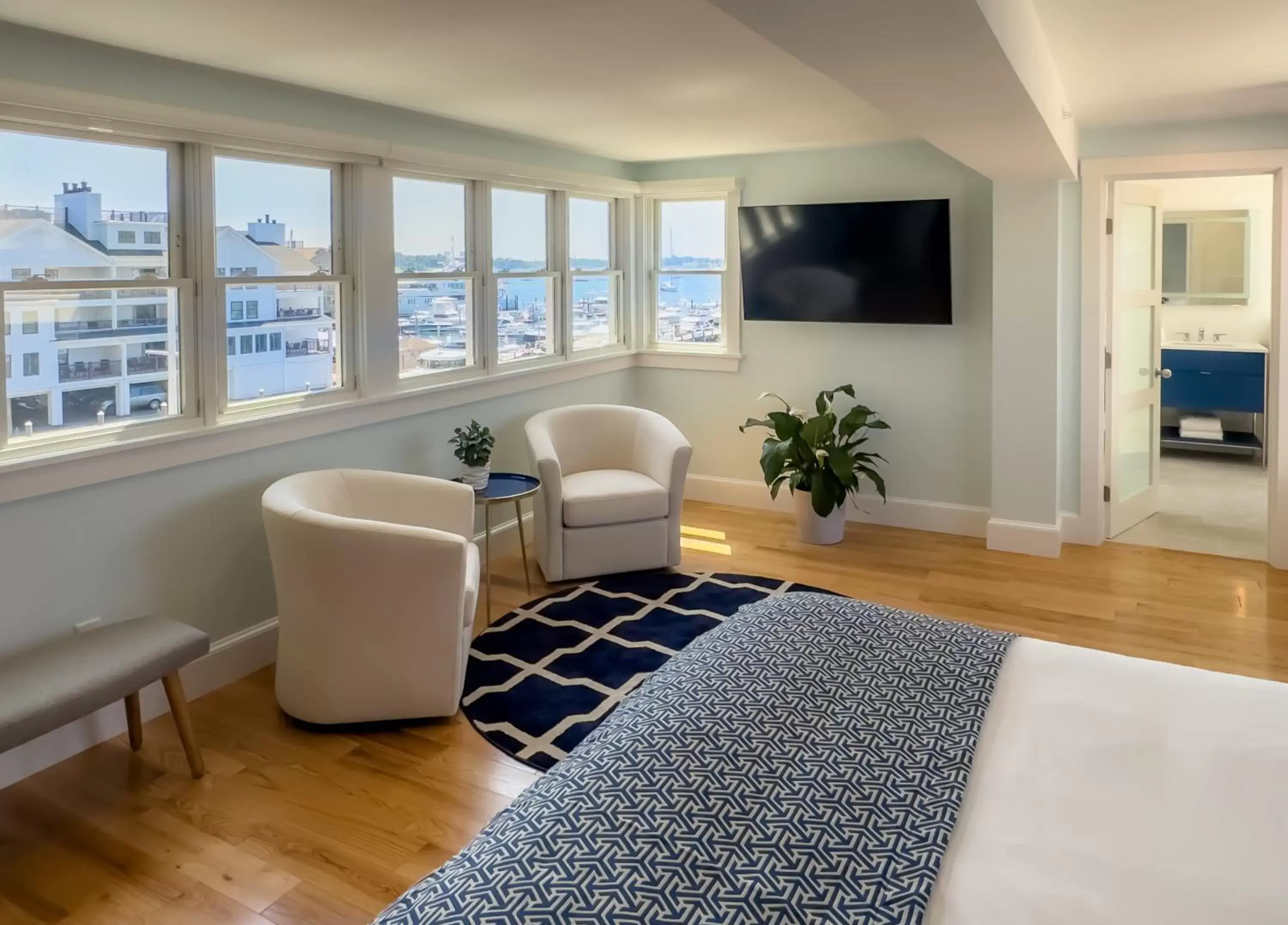 King Suite with Balcony in Harborside Inn