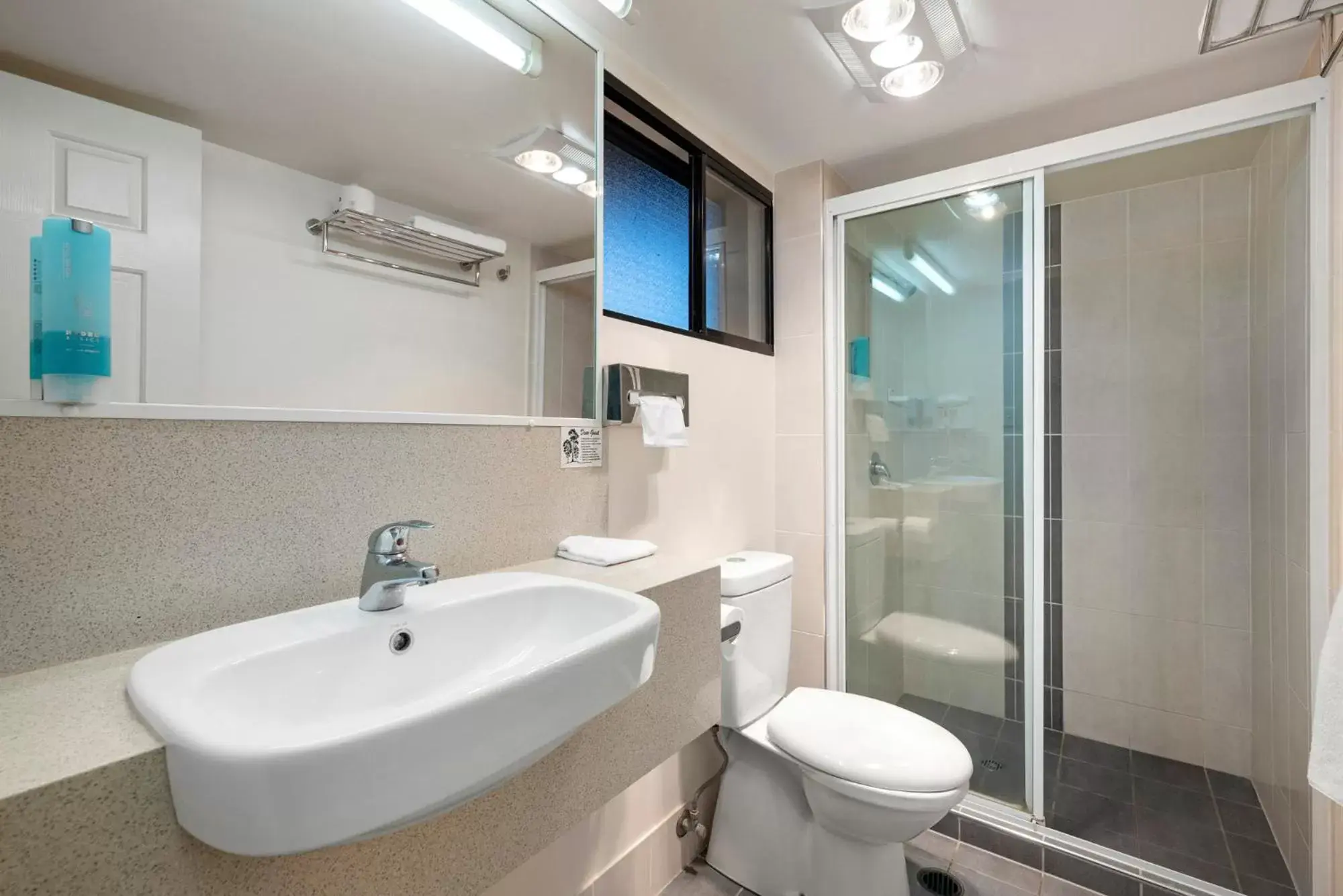 Bathroom in Pegasus Motor Inn and Serviced Apartments