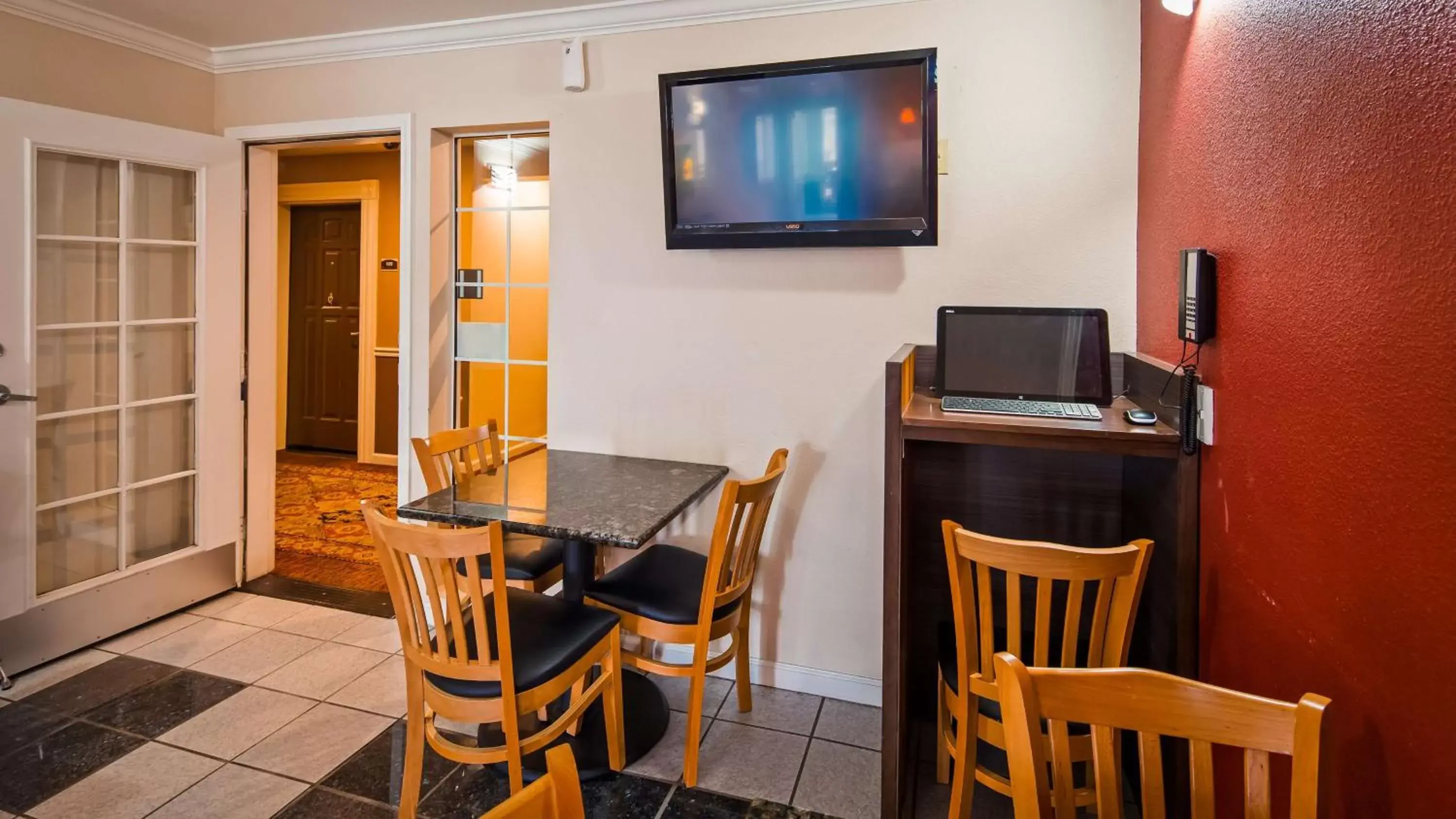 Restaurant/places to eat, TV/Entertainment Center in Best Western Americana