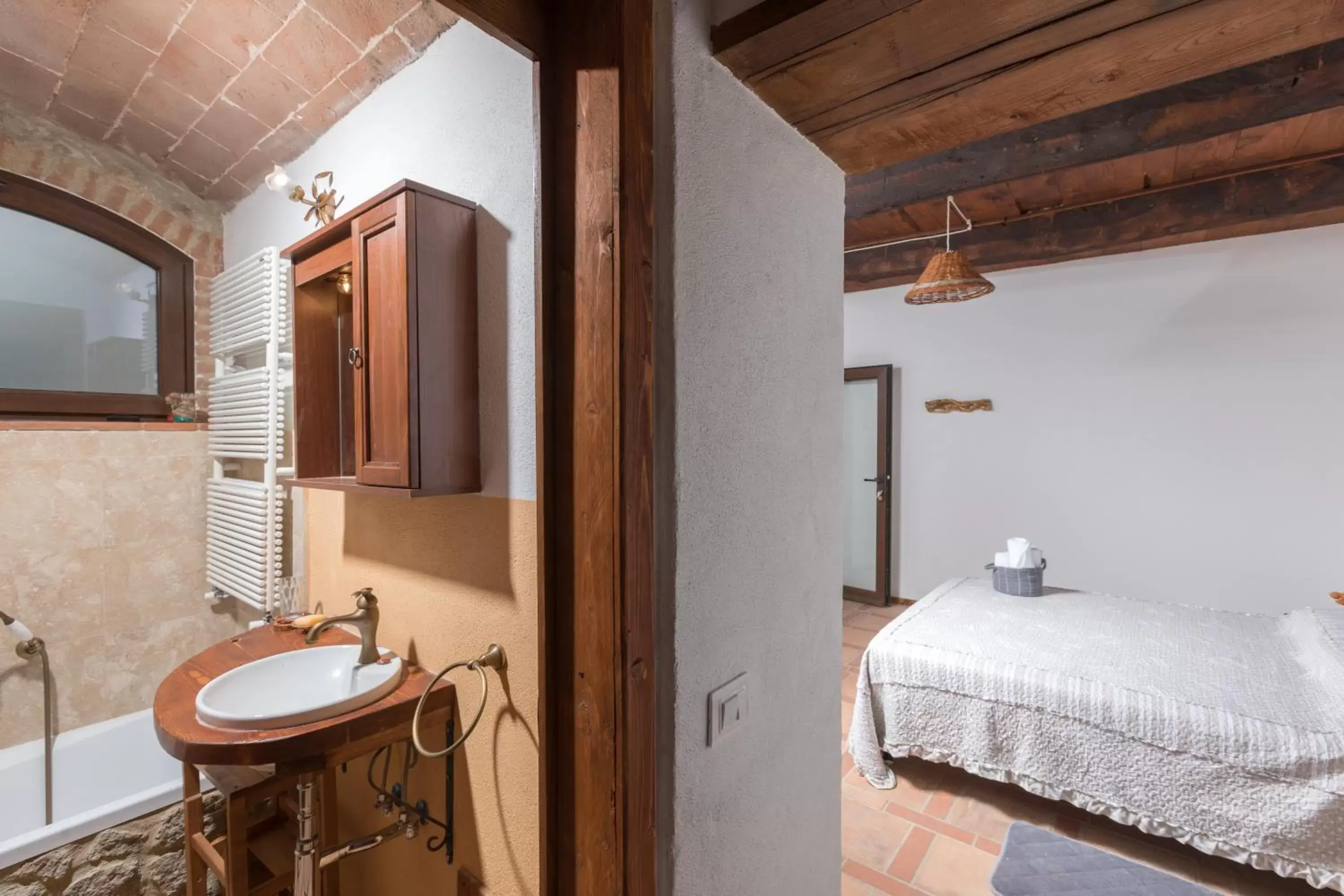 Bed, Bathroom in B&B Podere Legnotorto