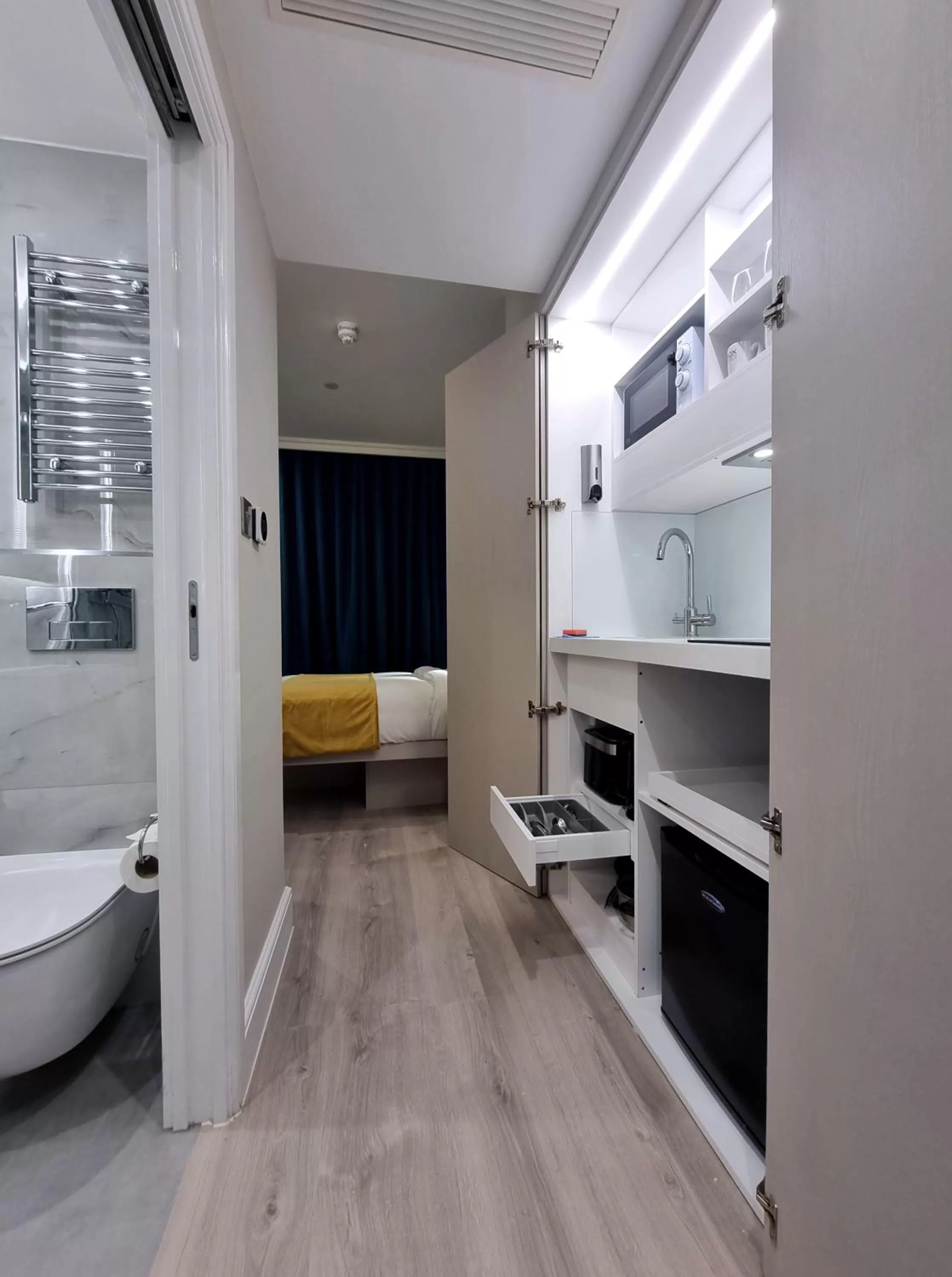 Photo of the whole room in NOX Kensington Gardens