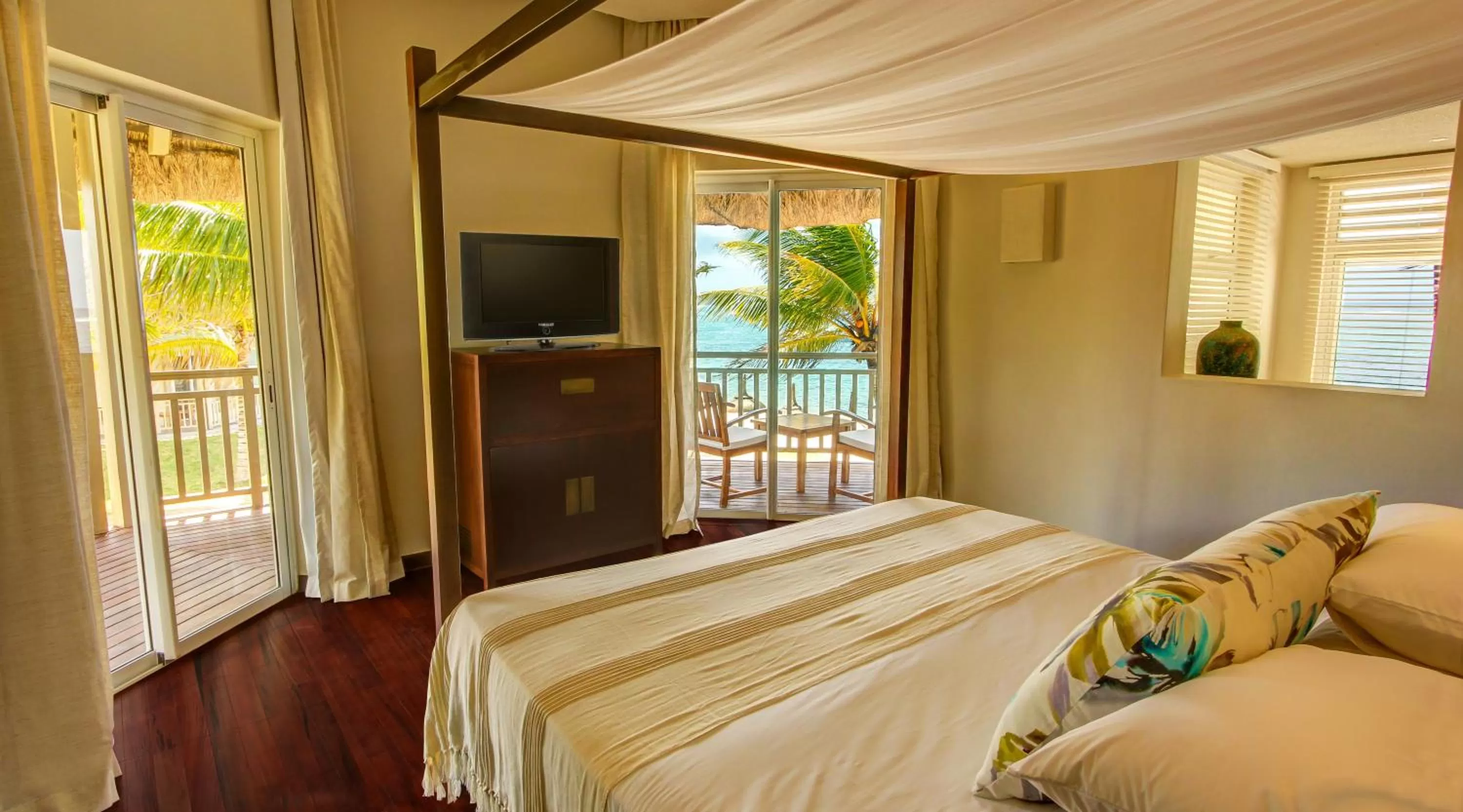 Bed in Solana Beach Mauritius - Adults Only