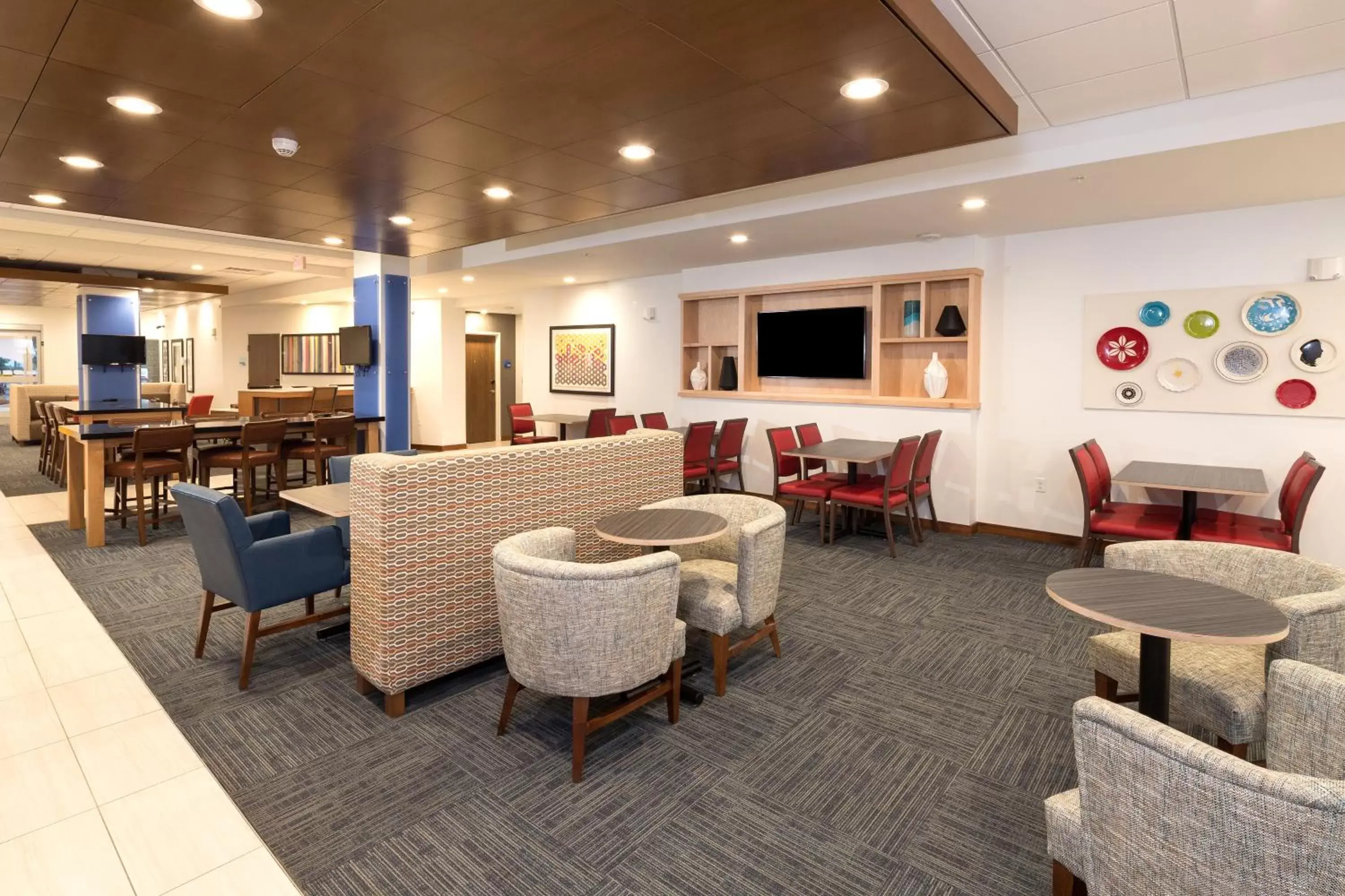 Lobby or reception, Lounge/Bar in Holiday Inn Express Hotel & Suites Bay City, an IHG Hotel