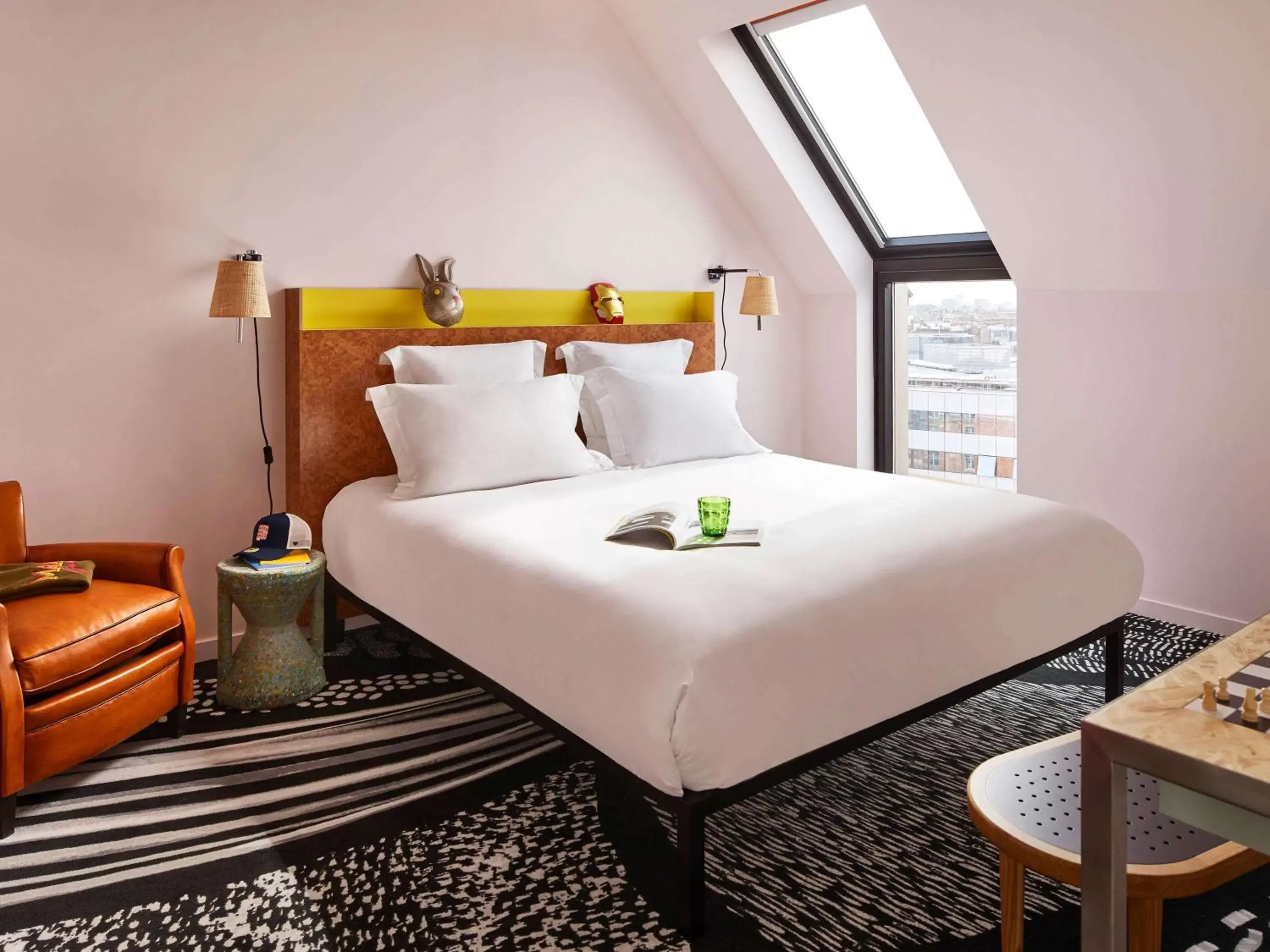 Photo of the whole room, Bed in Mama Shelter Lille