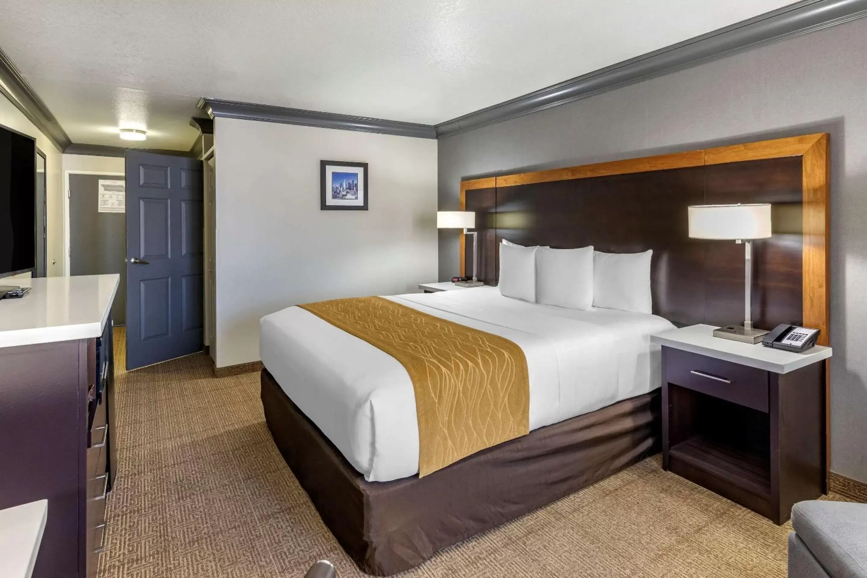 Photo of the whole room, Bed in Comfort Inn & Suites Near Universal - North Hollywood – Burbank