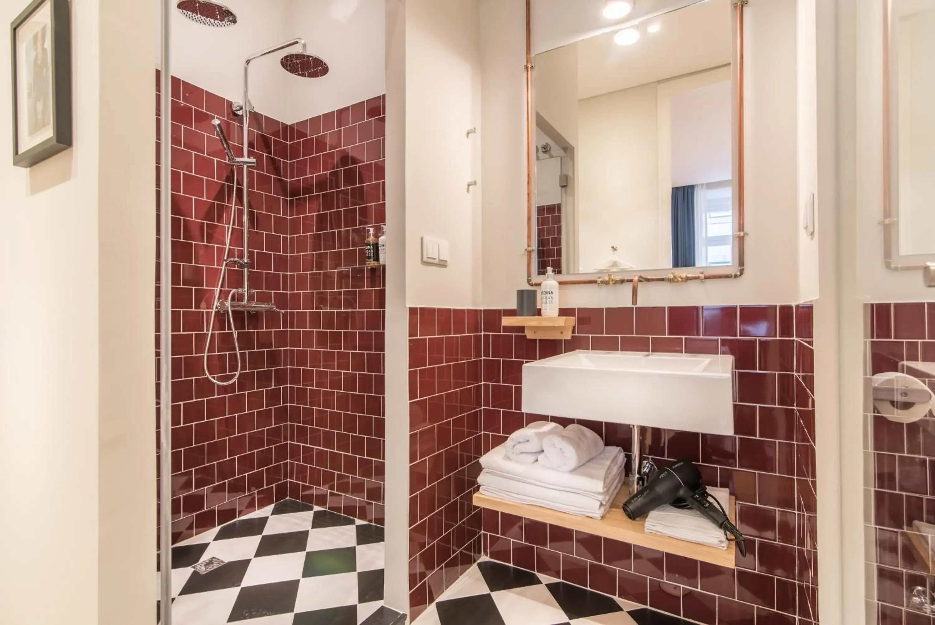 Shower, Bathroom in Esqina Urban Lodge