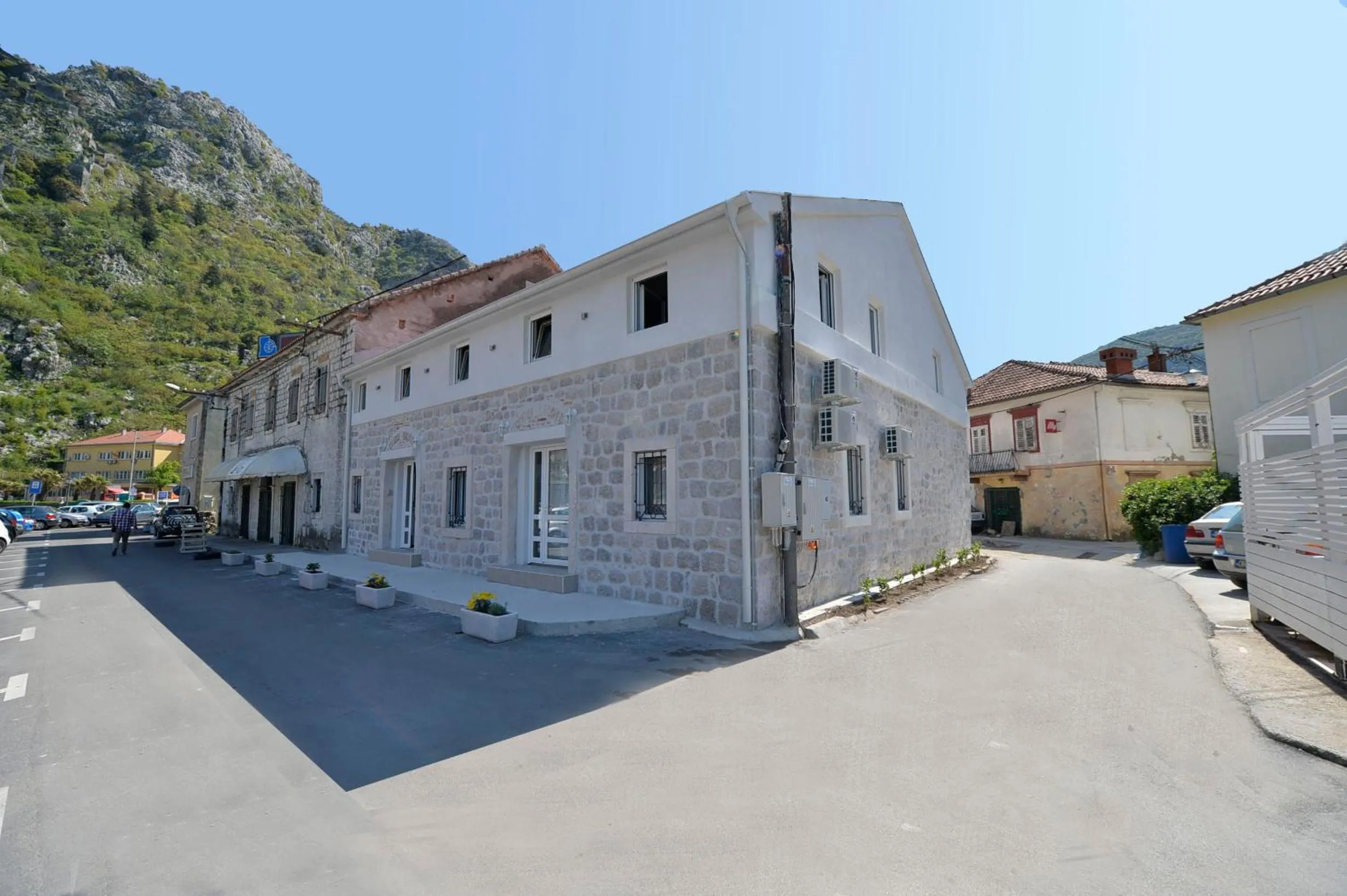 Property building in Hostel Pupa