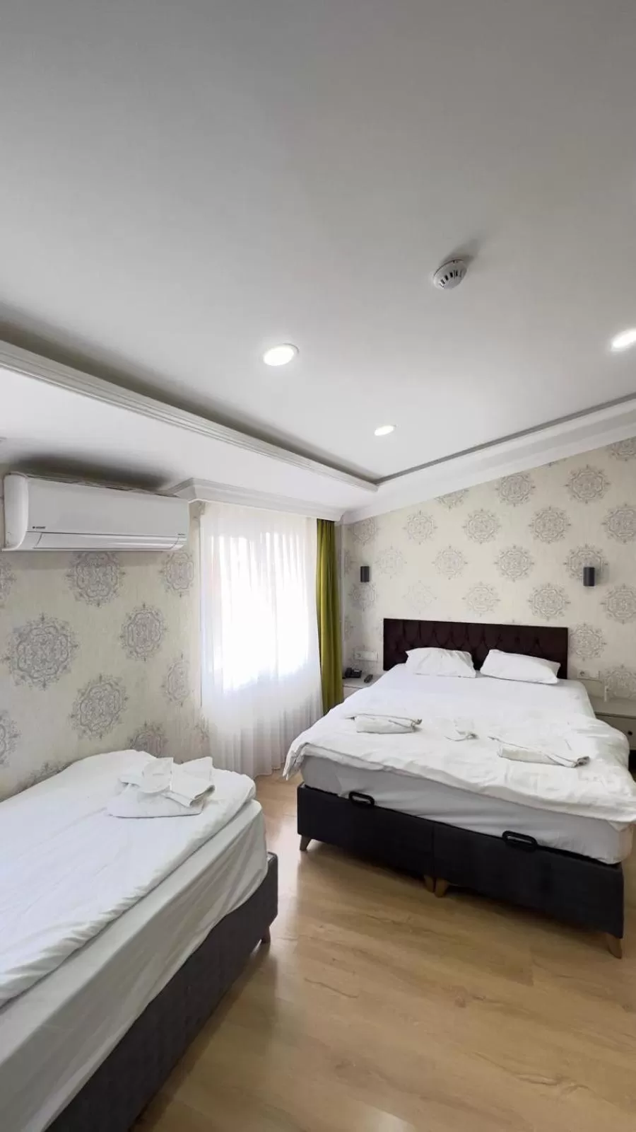 Photo of the whole room, Bed in The Lola Hotel